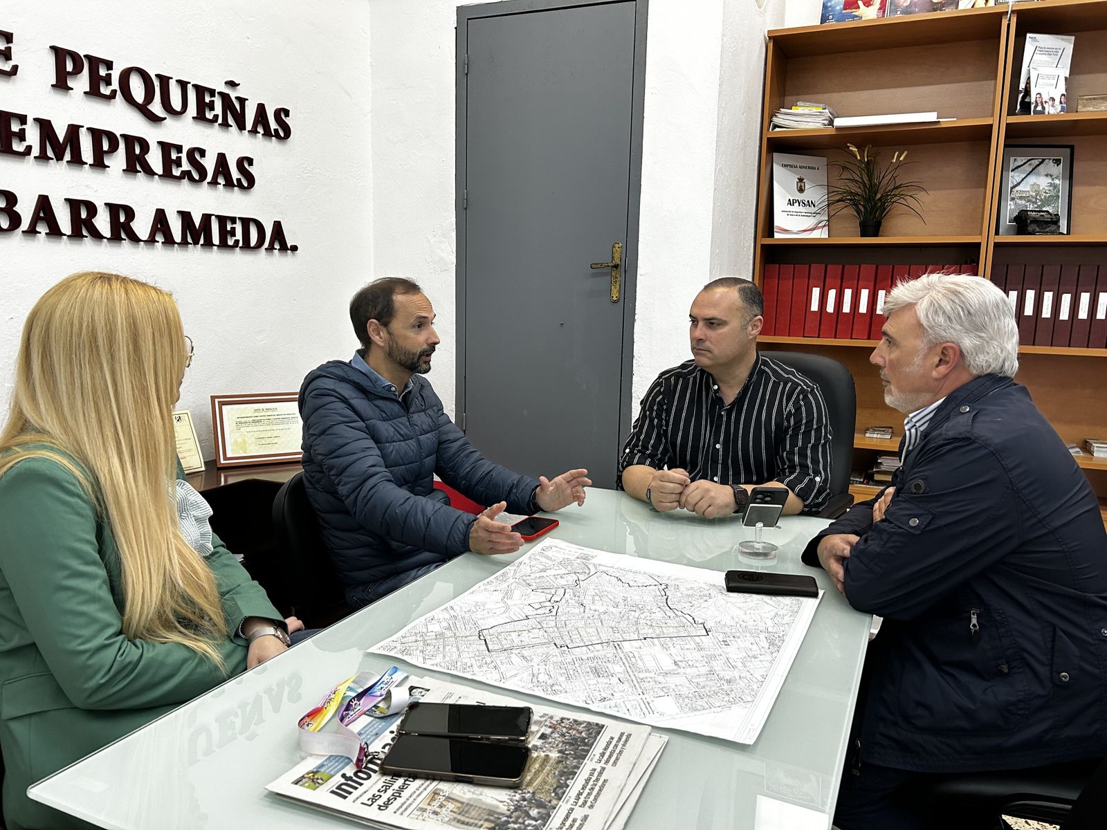 Víctor Mora y Miriam Pérez, reunidos con Apysan.