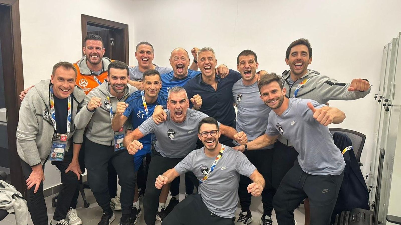 El staff técnico del Al-Ain celebran su pase a la final de la Champions.