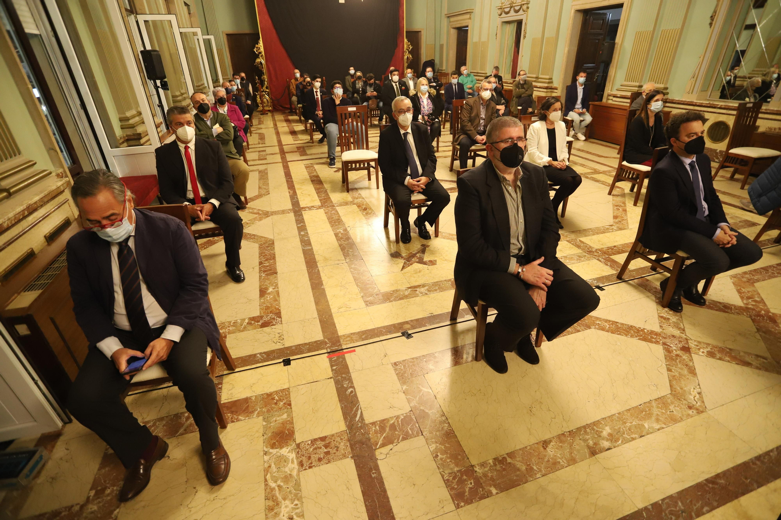 Imágenes de la presentación de la nueva saya y candelabros de cola de la Hermandad de Los Estudiantes.