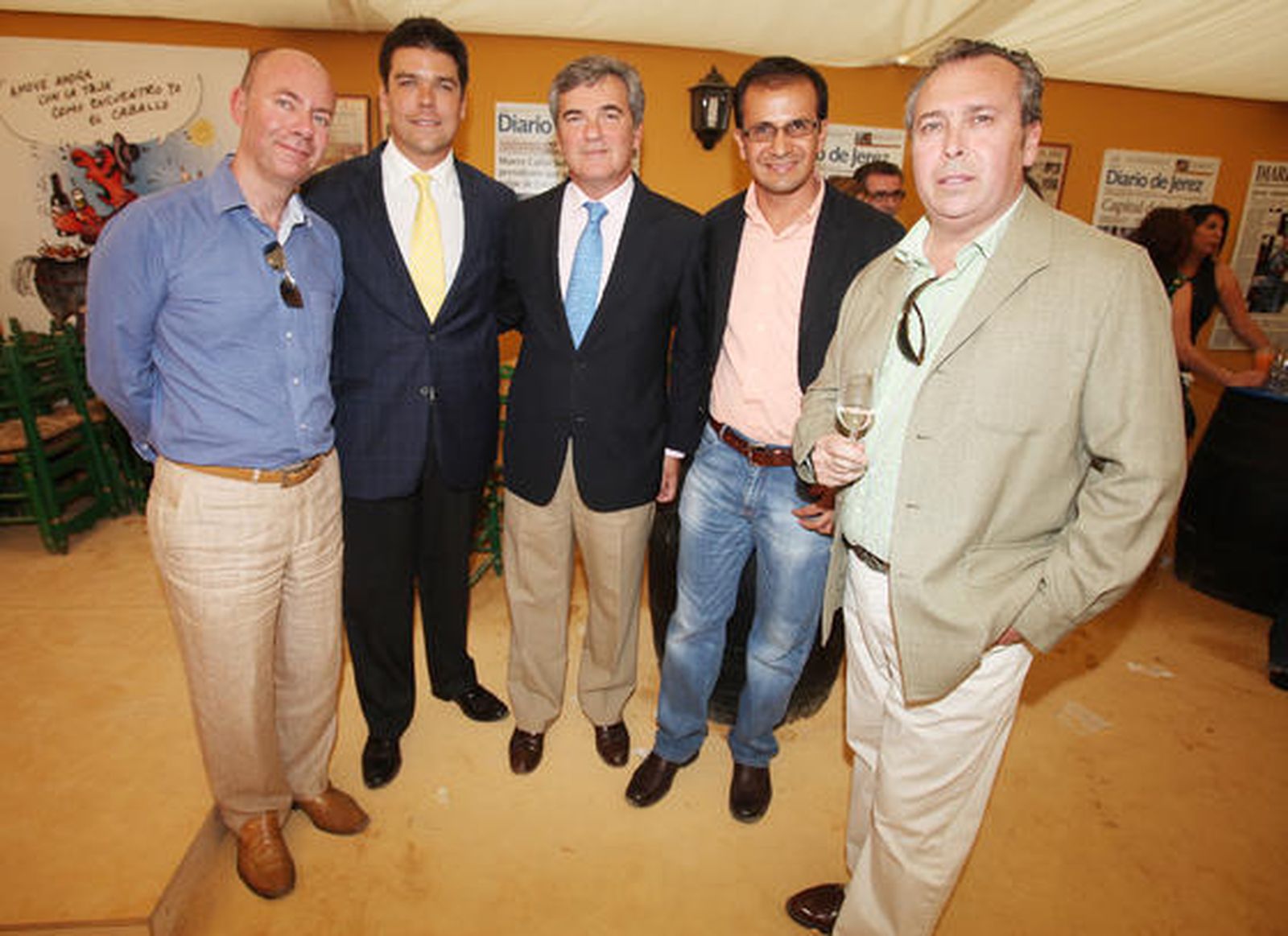 Miguel Ángel Gómez y José Antonio del Cuvillo, del Grupo Estévez, en la caseta del Diario junto con Daniel Fábregas, director de exportación de ron Abuelo-Panamá, y Benjamín Sánchez Quirós.

Foto: Vanesa Lobo