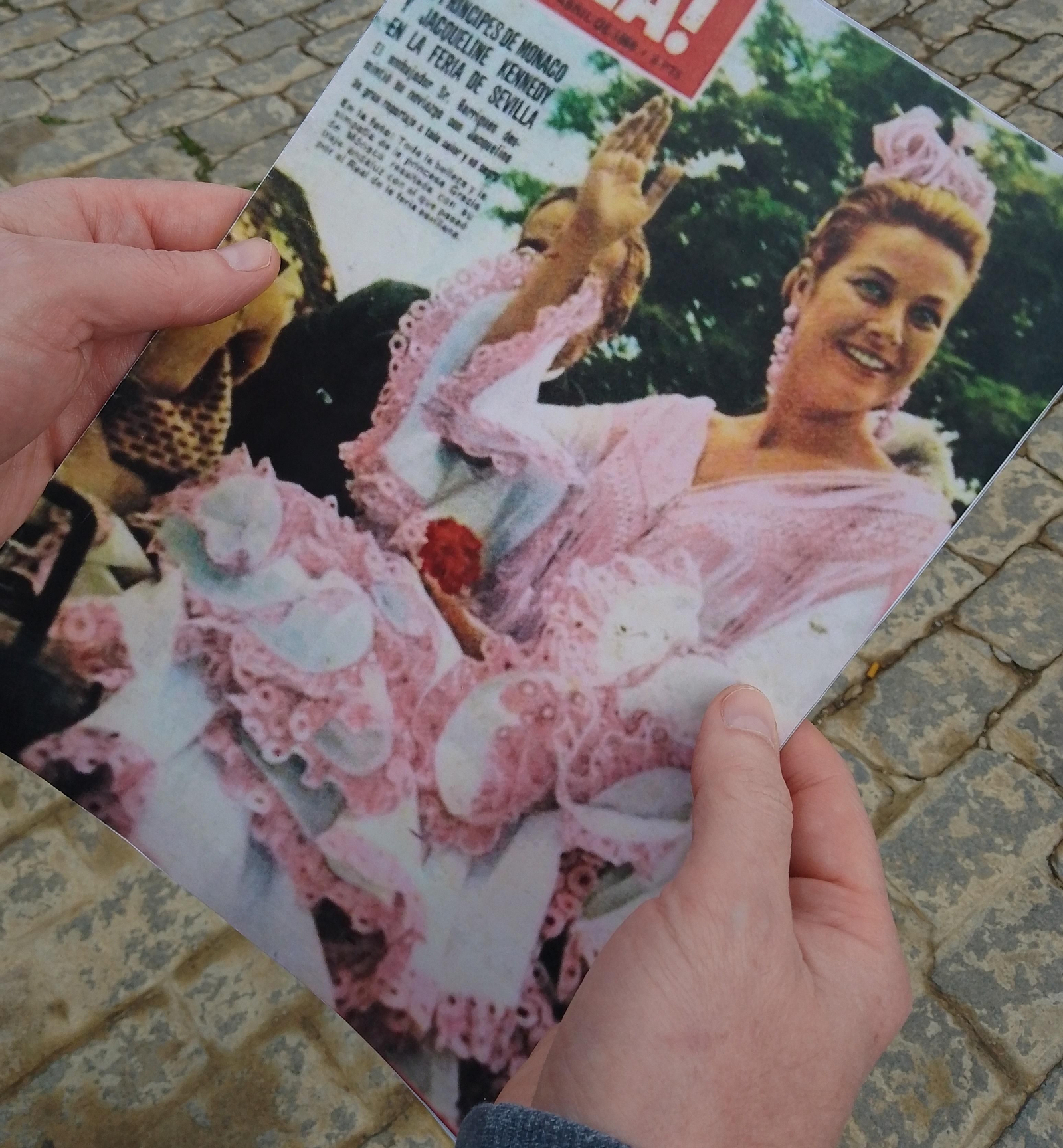 Asistente viendo una revista con la visita de Grace Kelly.