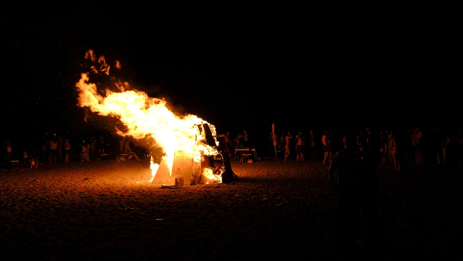 Imágenes de las hogueras de la Noche de San Juan en Almería capital