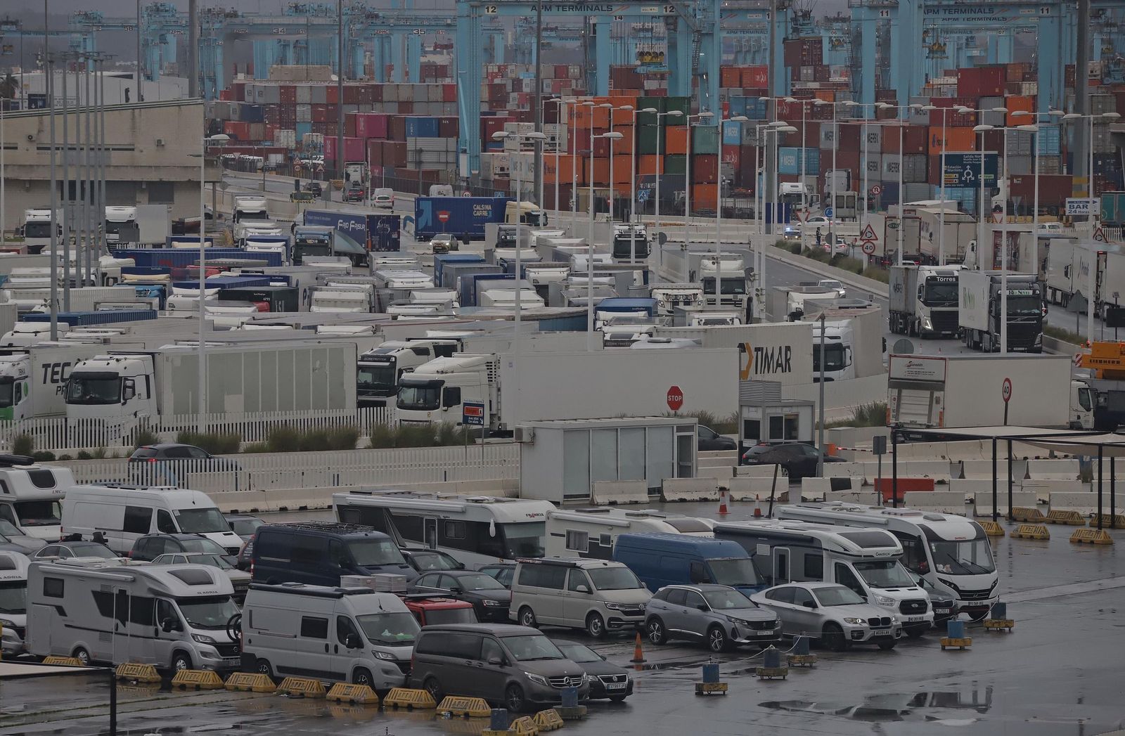 Fotos del cierre del acceso para camiones en el Puerto de Algeciras