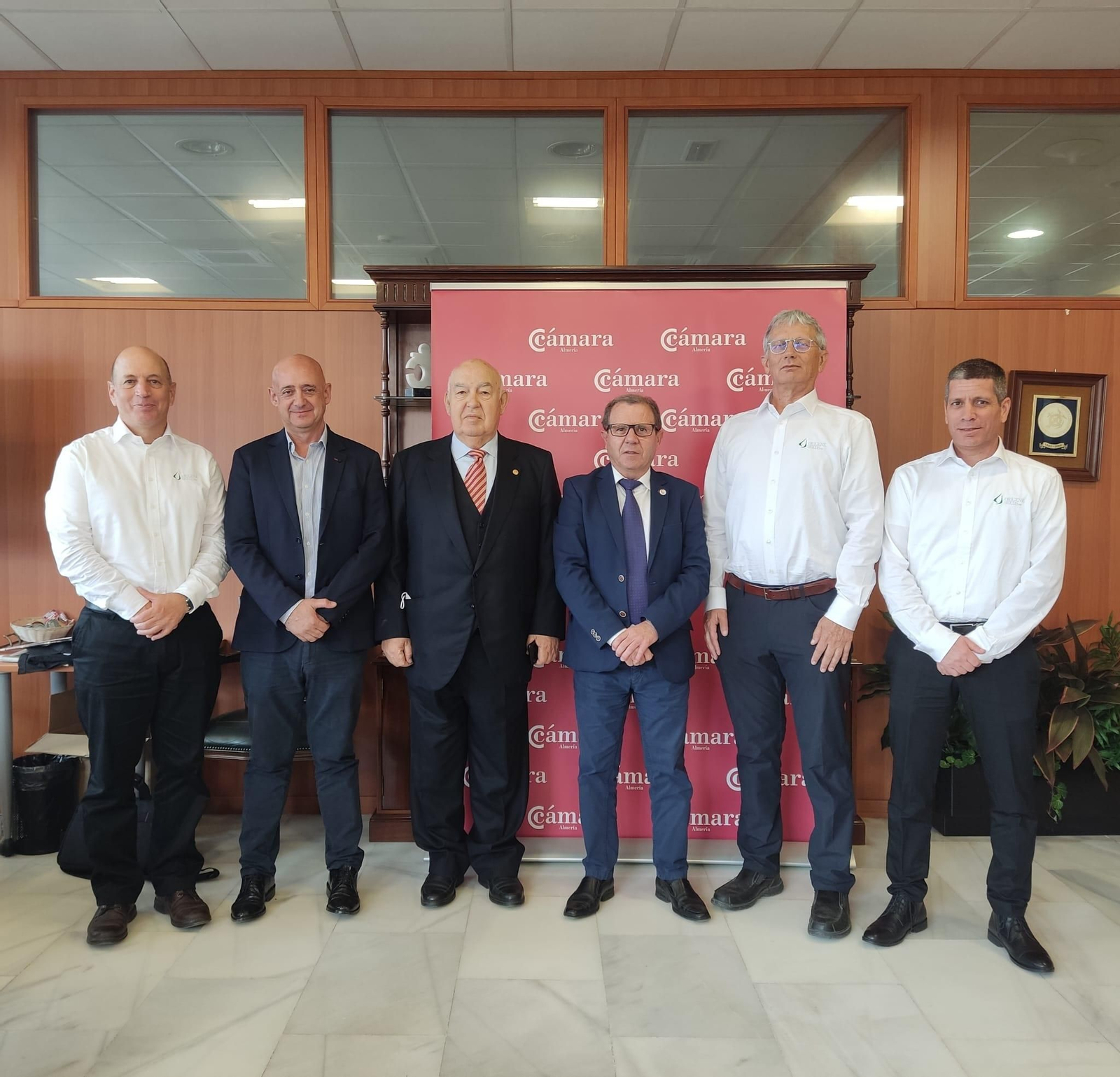 José Antonio Picón con los representantes de la Cámara de Comercio.