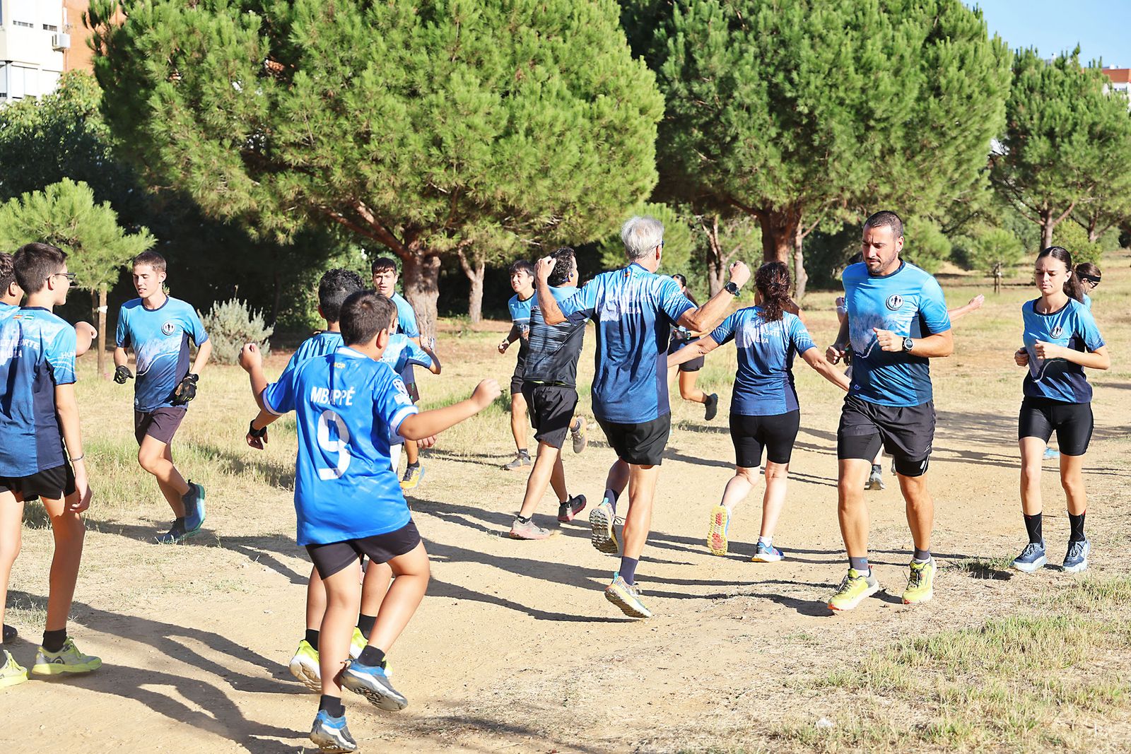 Imágenes de un entrenamiento de marcha nórdica del CD Multideportes