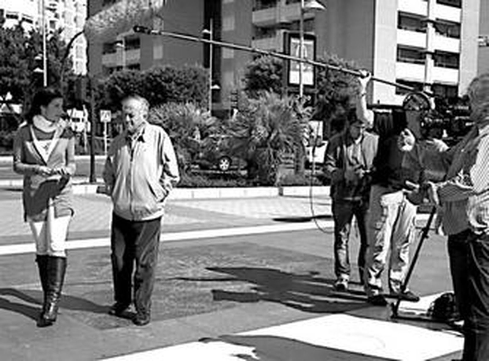 Juan Goytisolo acompañado de Ángeles Segura por la Rambla de Almería.