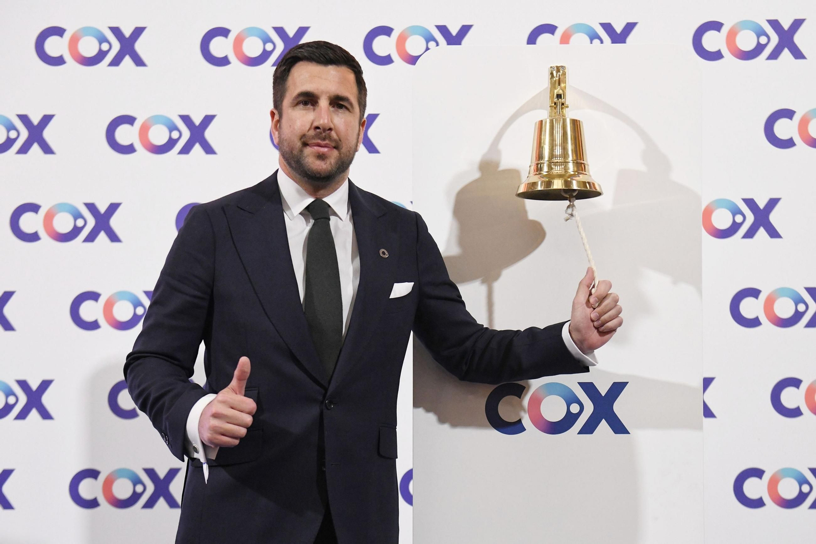 El CEO de Cox, Enrique  Riquelme , tocando la campana durante la ceremonia de salida a Bolsa de Cox
