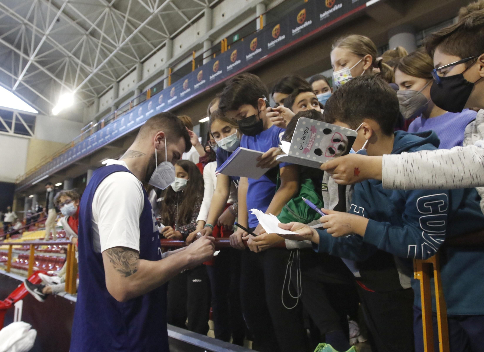 La selección española de baloncesto abre el entrenamiento en Córdoba a los más jóvenes, en imágenes