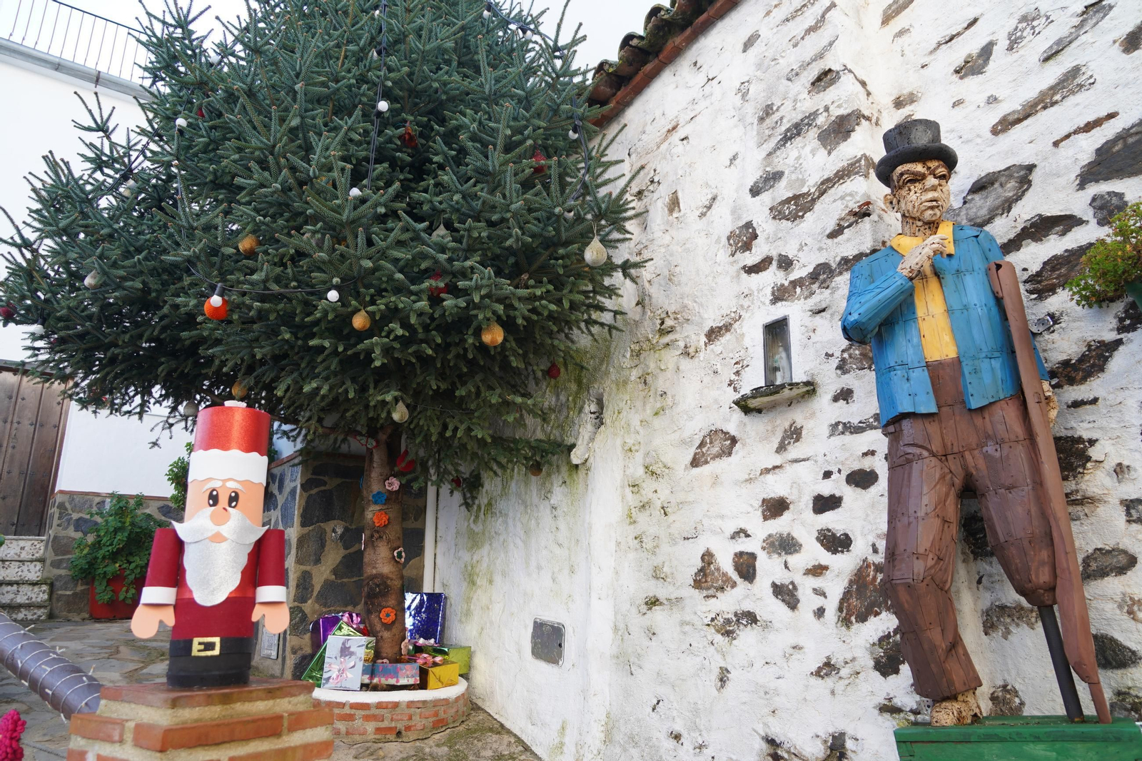 Las calles de Pujerra ya se encuentran decoradas.