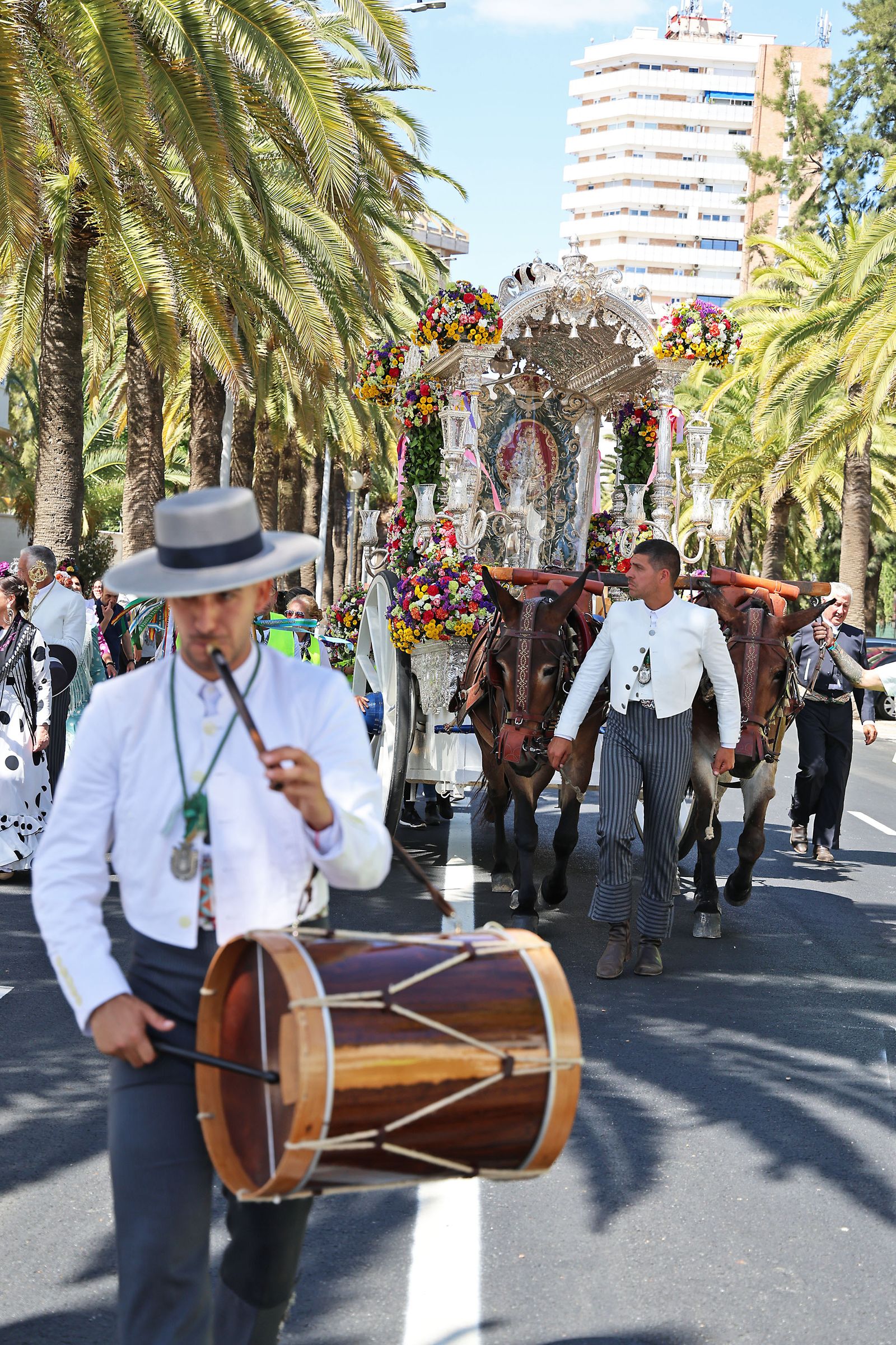 Imágenes de la Hermandad del Rocío de Punta Umbría a su paso por Huelva