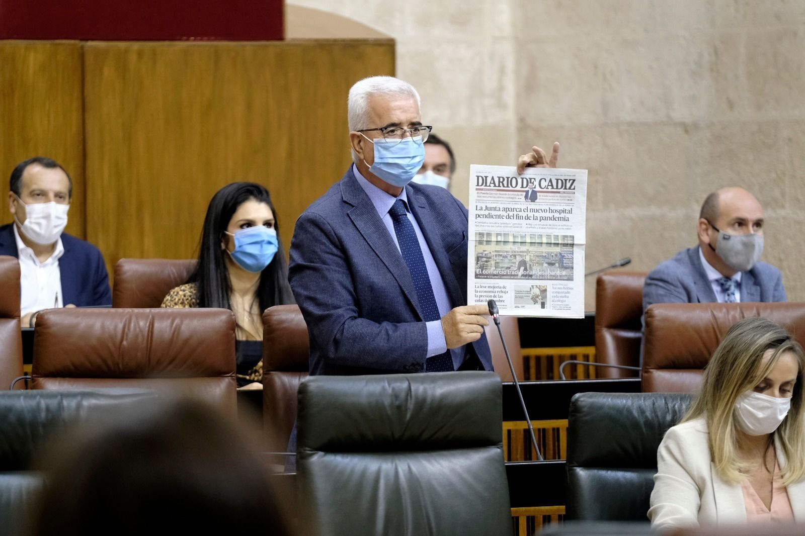 Manuel Jiménez Barrios muestra en el Parlamento de Andalucía una portada de Diario de Cádiz.