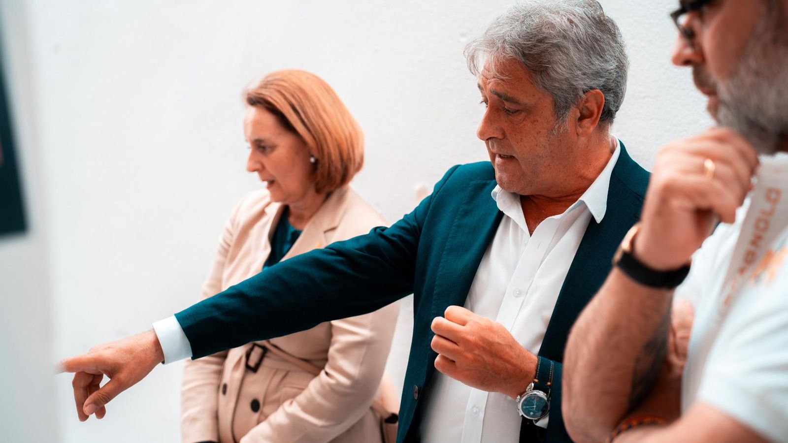 Pepe Mata señala a uno de los expositores de la muestra.