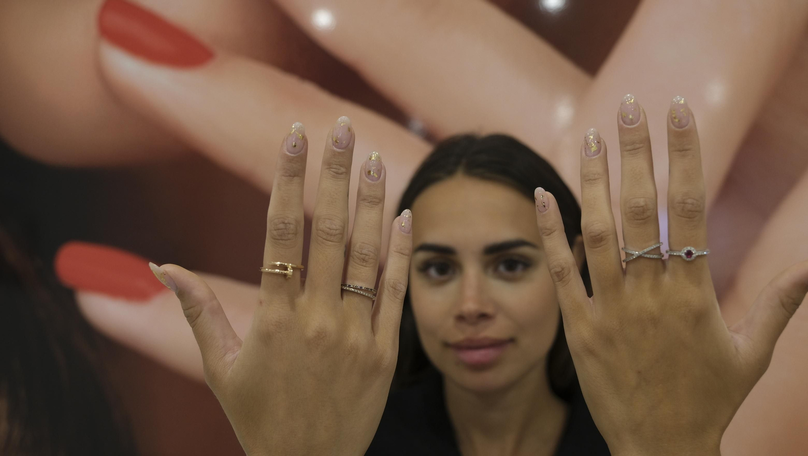 Imágenes de la nueva franquicia de Hello Nails en Almería