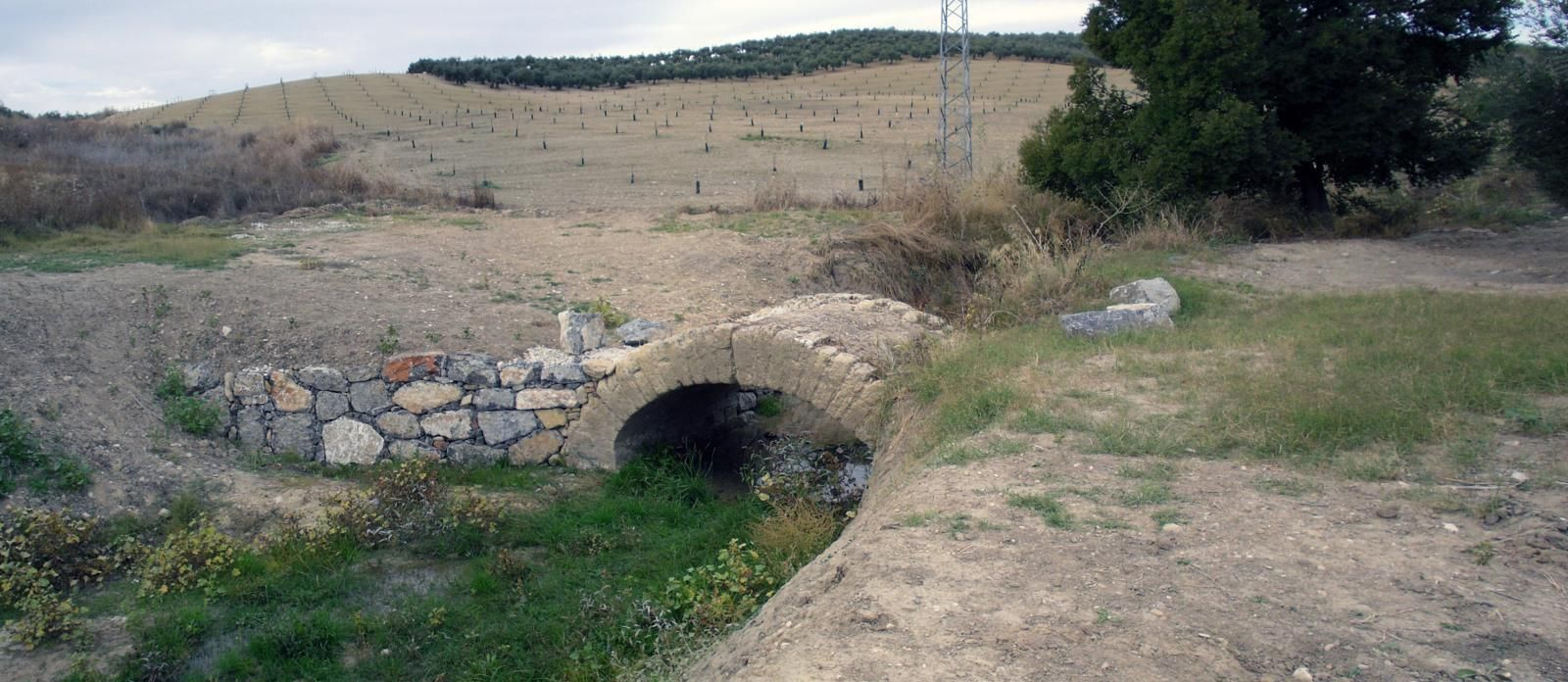 Puente romano del arroyo Fontalba, en el enclave arqueológico de Ategua.