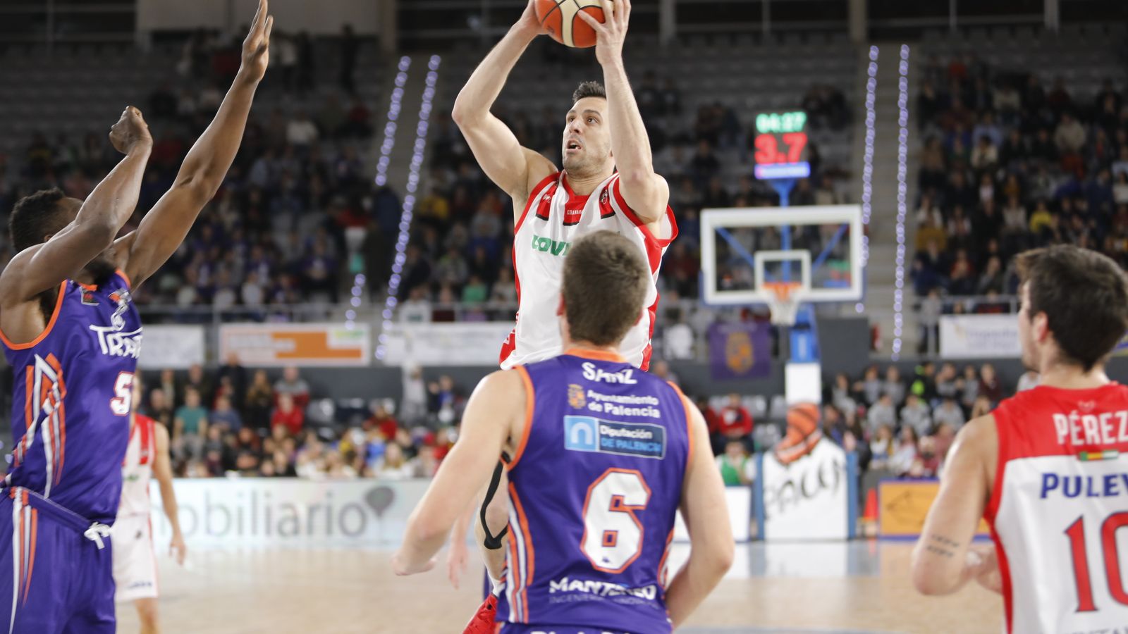 Alejandro Bortolussi  lanza en suspensión