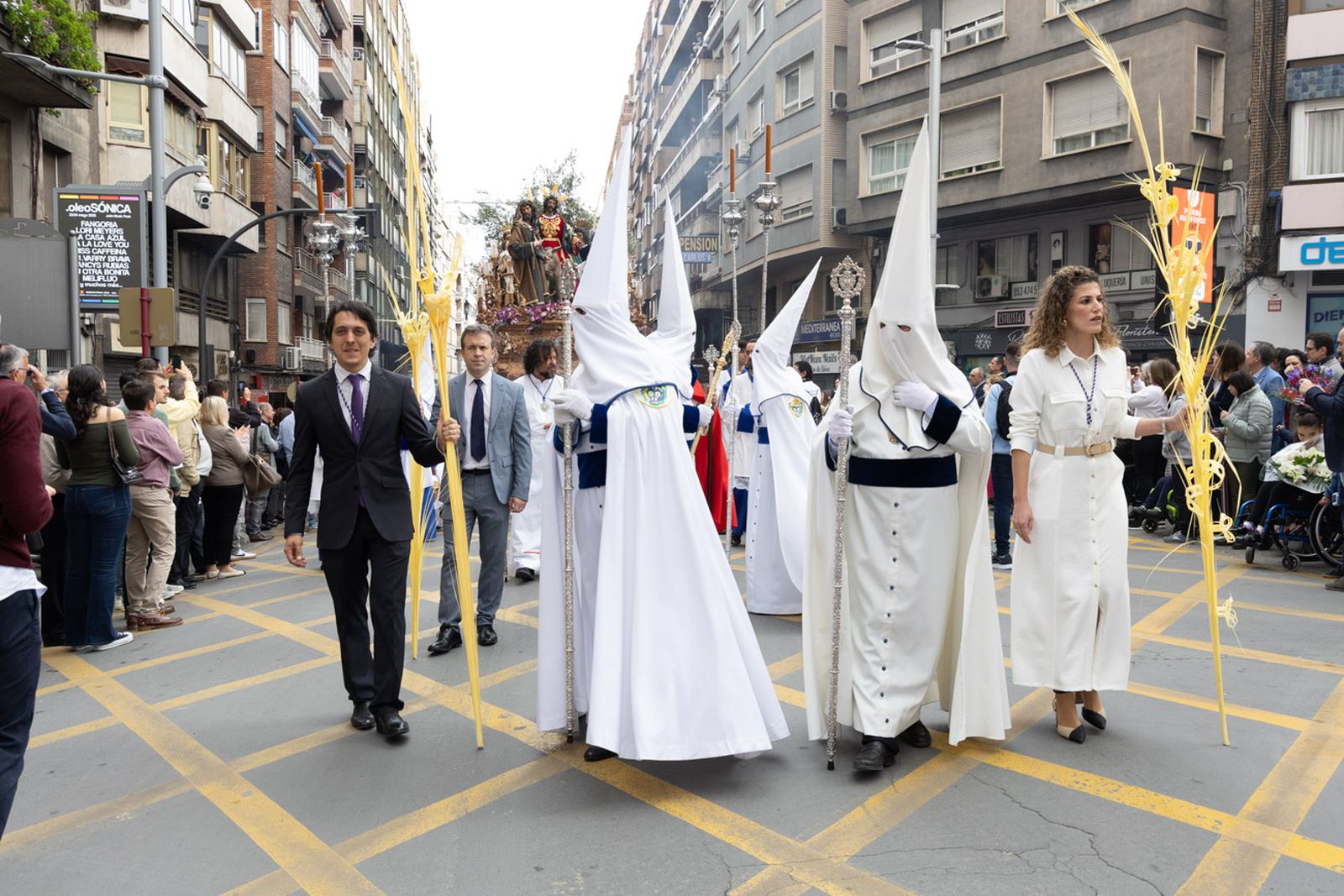 Los jiennenses se echan a la calle para presenciar la primera de las procesiones de la jornada: la Borriquilla (I)