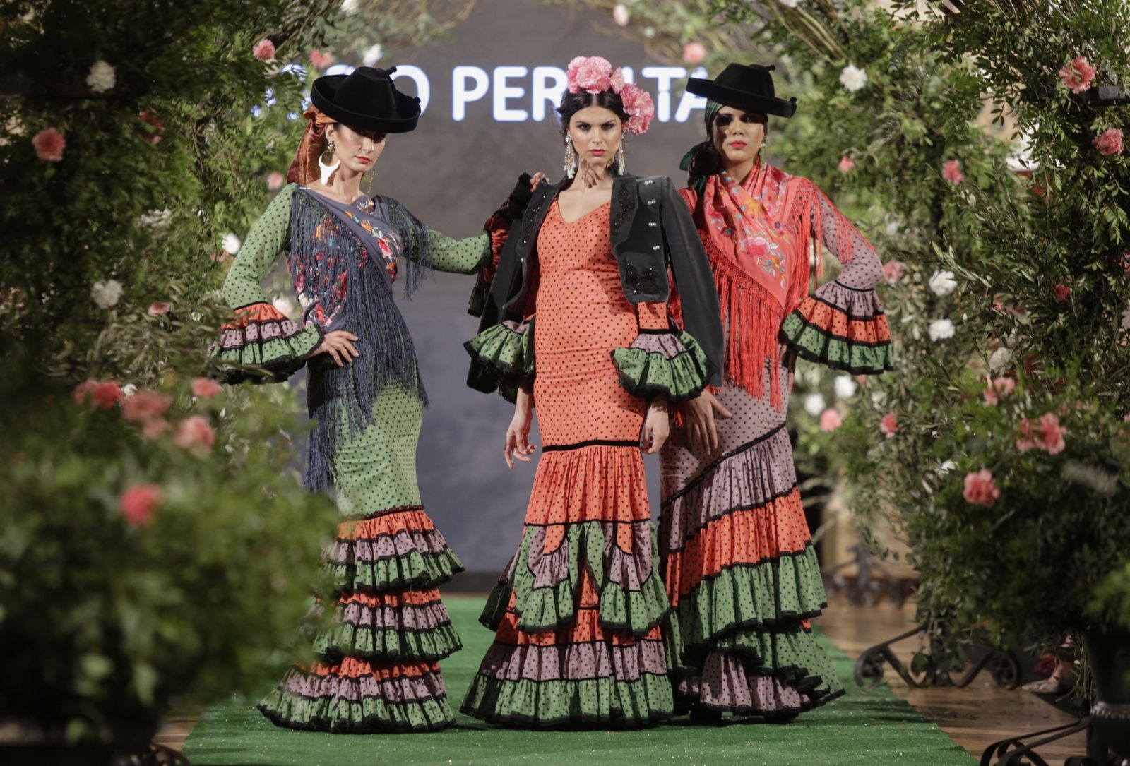 Tres modelos de la colección 'Montpensier' de Rocío Peralta.