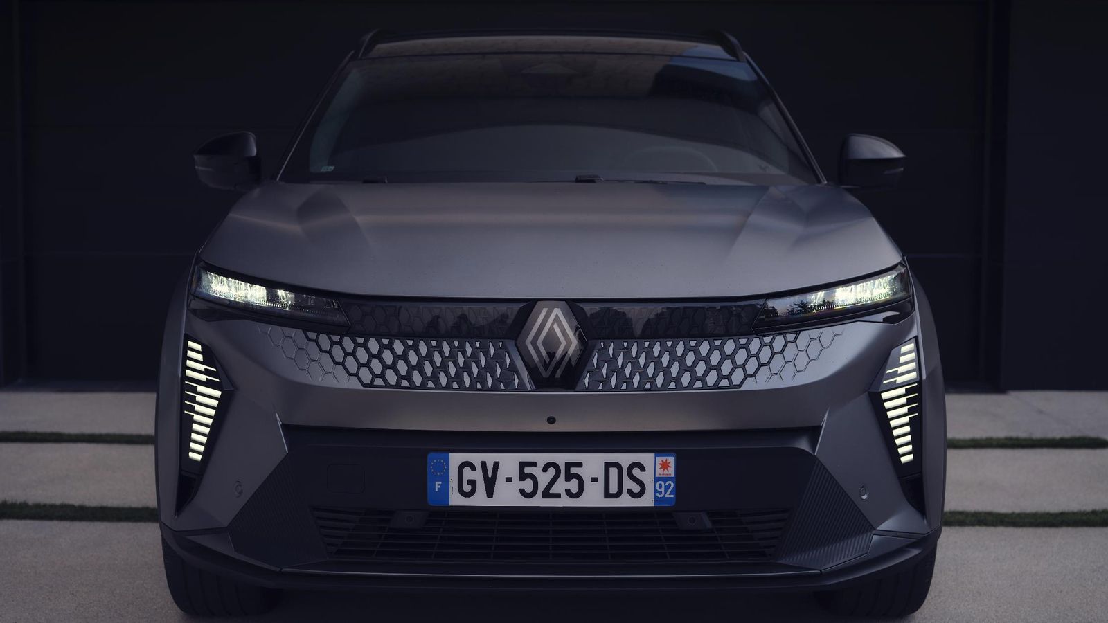 La distancia entre el techo y el suelo, su altura, es menor que la de la mayoría de los coches comparables. Tiene un Cx algo elevado, de 0,30.