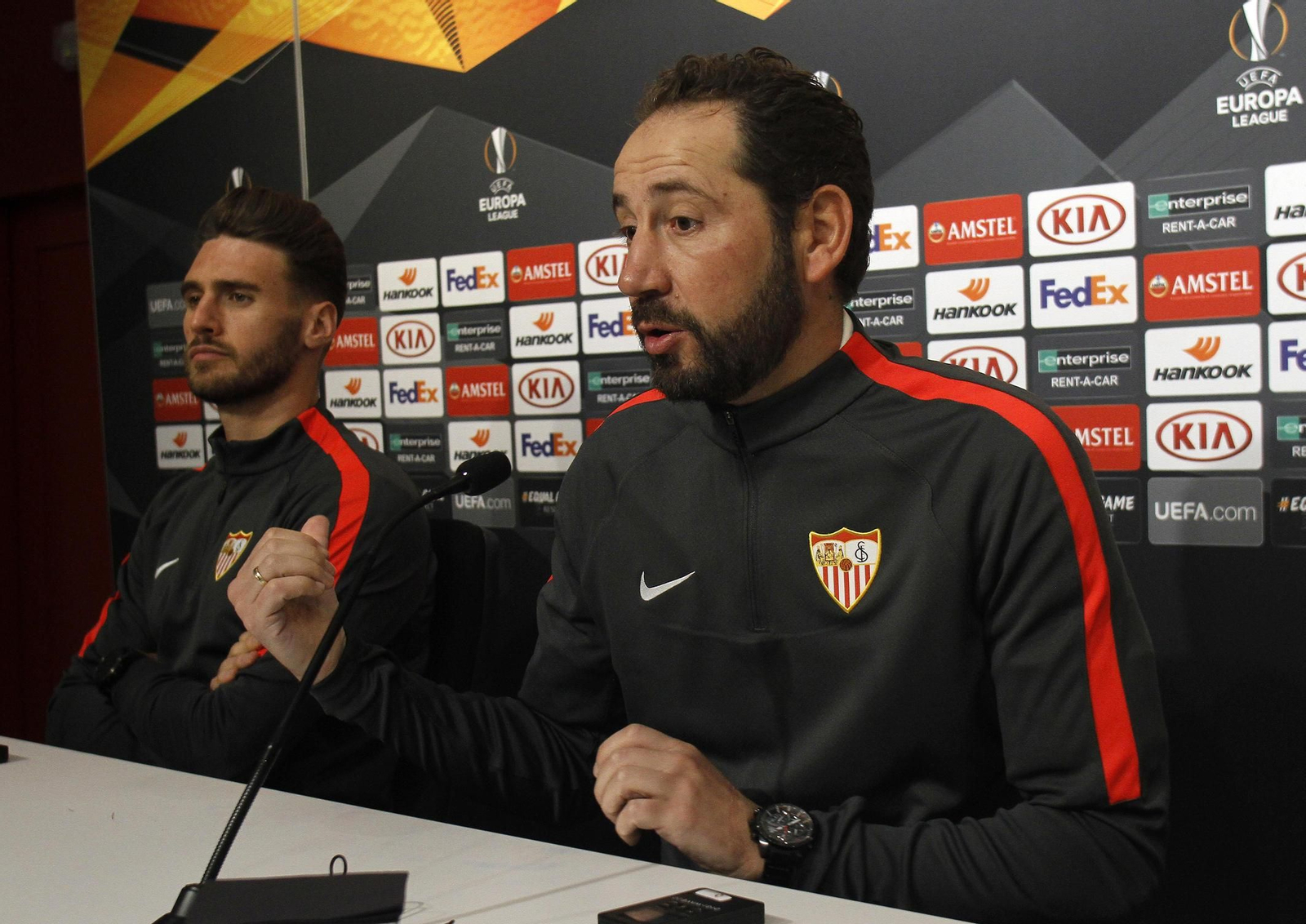 Pablo Machín y Sergi Gómez en la sala de prensa.