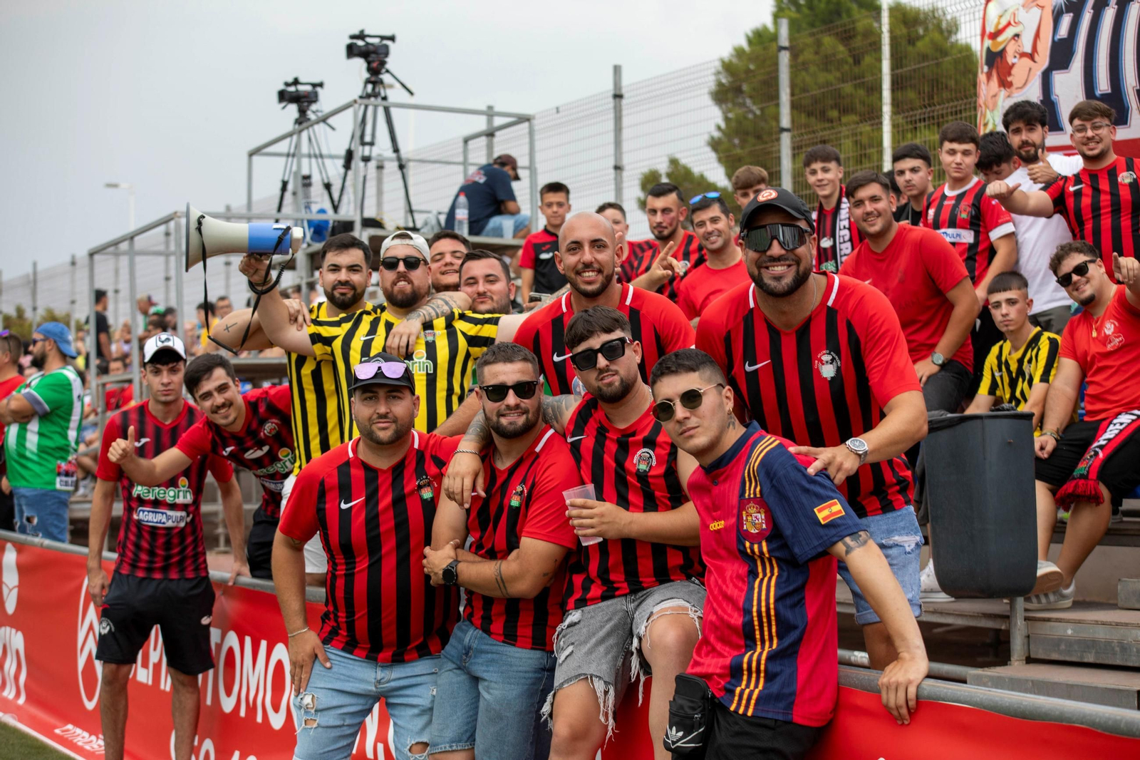 Seguidores del Atlético Pulpileño en la grada del San Miguel antes del comienzo de un encuentro de la pasada temporada.