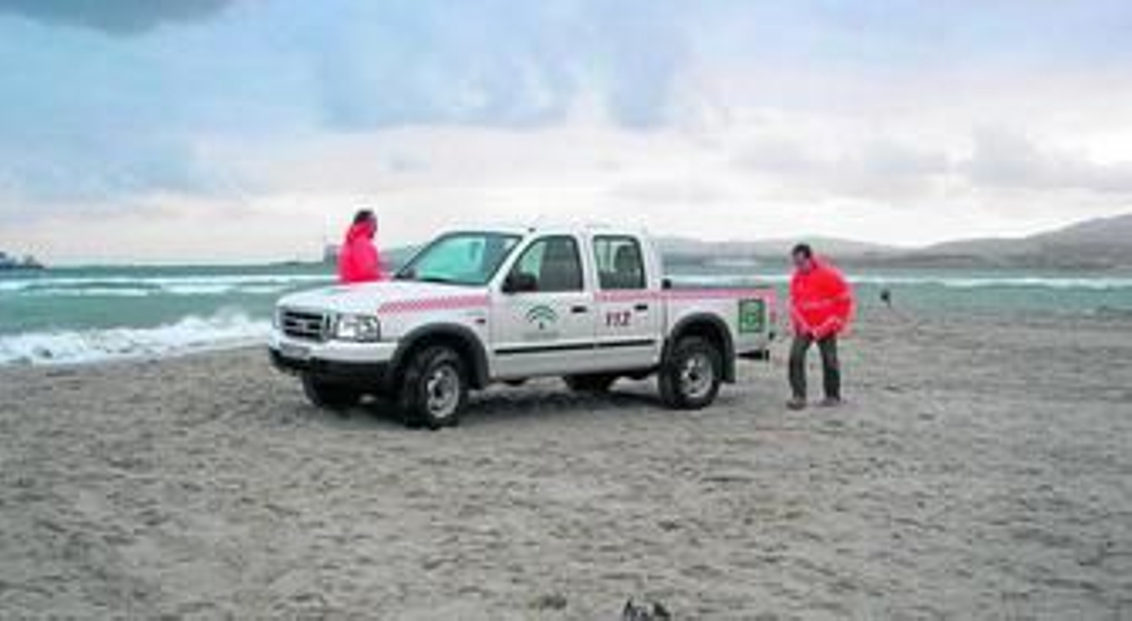 Voluntarios de Protección Civil realizan un servicio en la playa de Palmones, en una imagen de archivo.