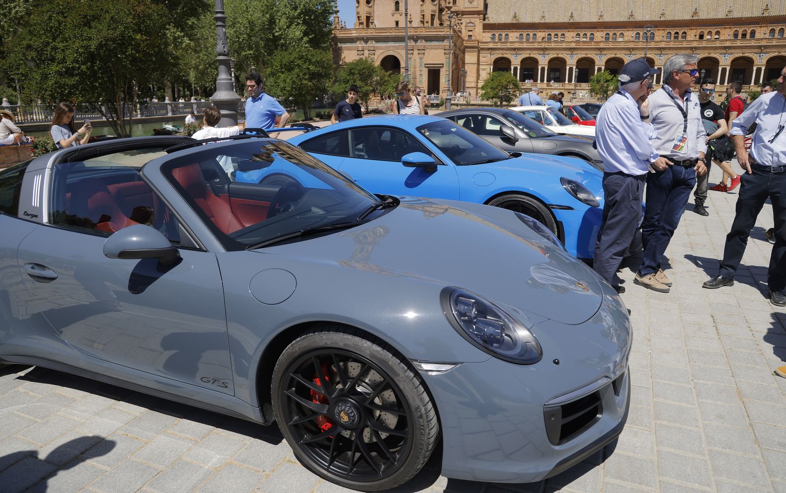 Las imágenes del 60º aniversario  del Porche 911 en la Plaza de España de Sevilla