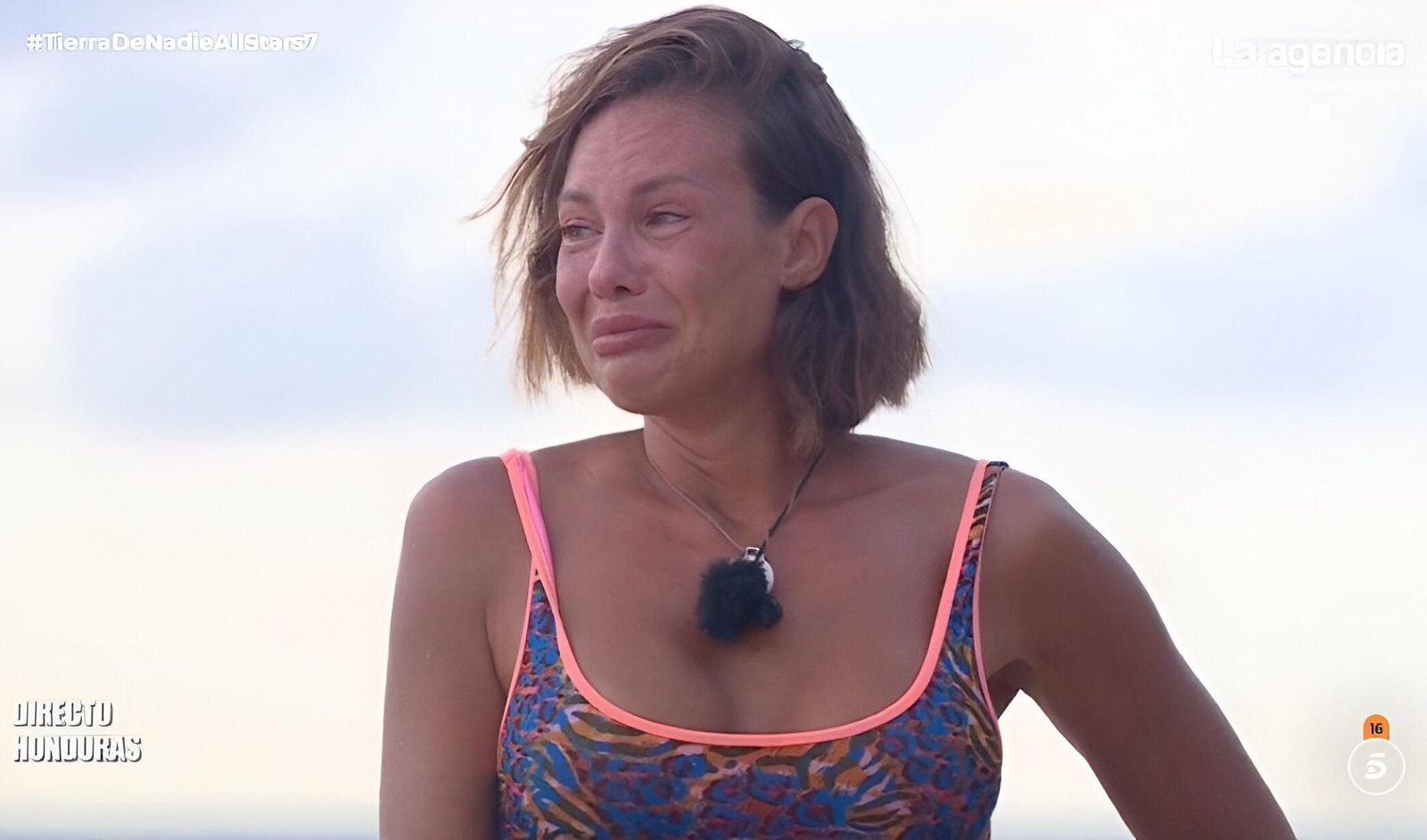 Jessica Bueno, completamente desolada tras cortarse 25 centímetros de su melena en Honduras.