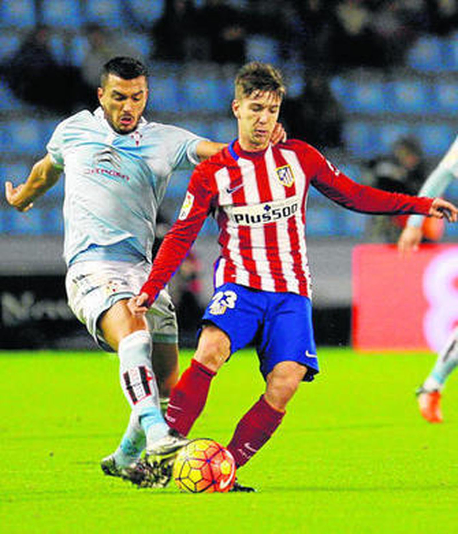 Cabral intenta arrebatar por detrás el balón a Vietto.