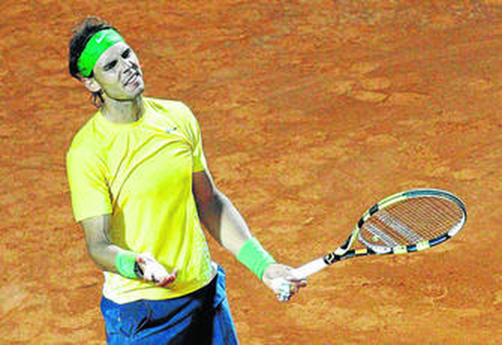 Rafa Nadal se lamenta tras fallar un golpe en su partido ante Novak Djokovic.