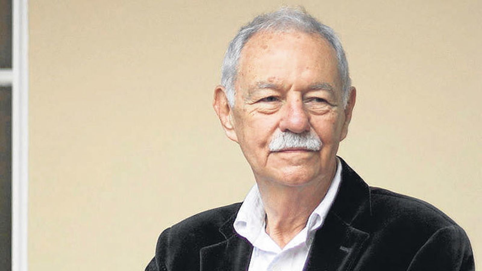 Eduardo Mendoza.