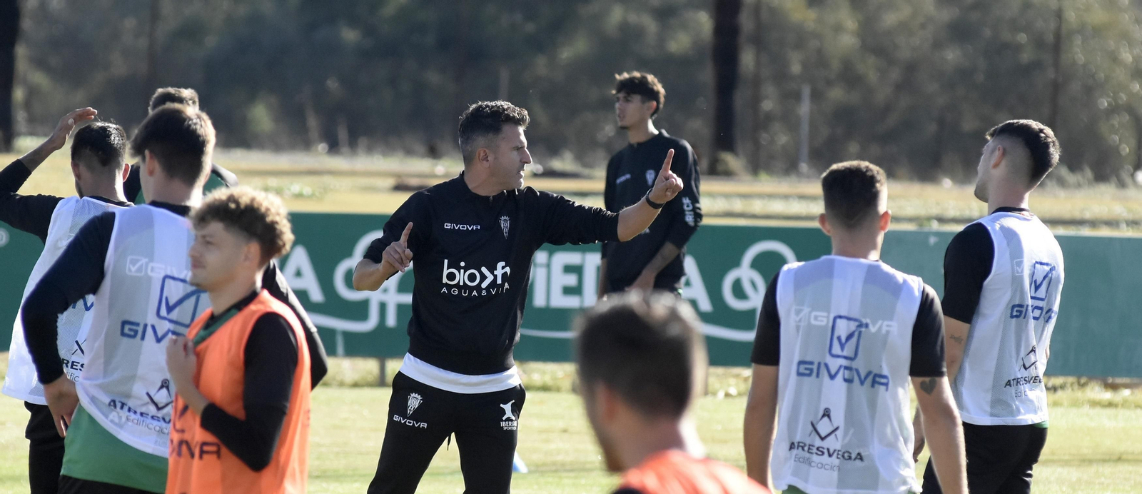 Iván Ania da órdenes a sus jugadores durante un entrenamiento.