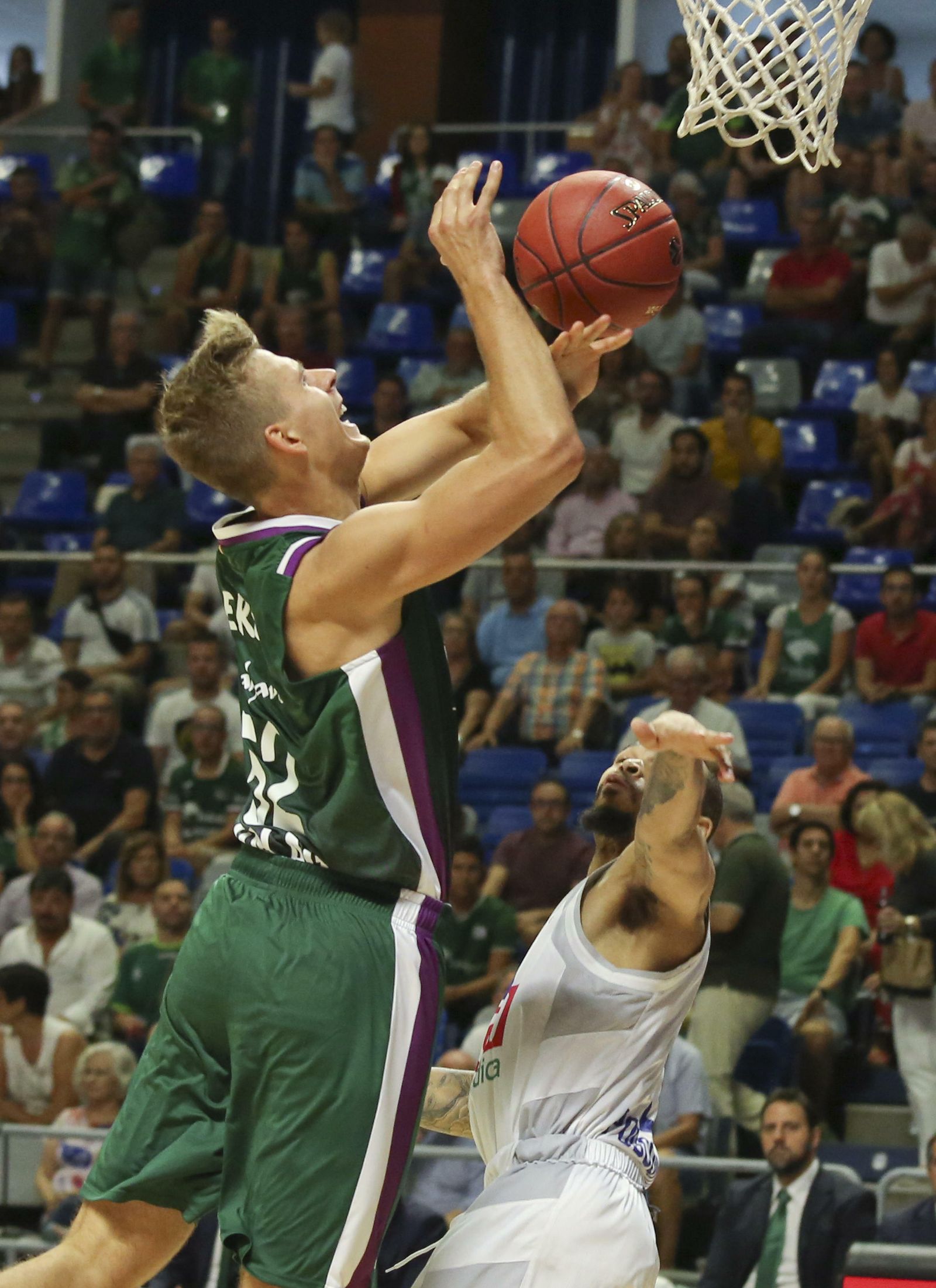 Gerun recibe una falta rival.