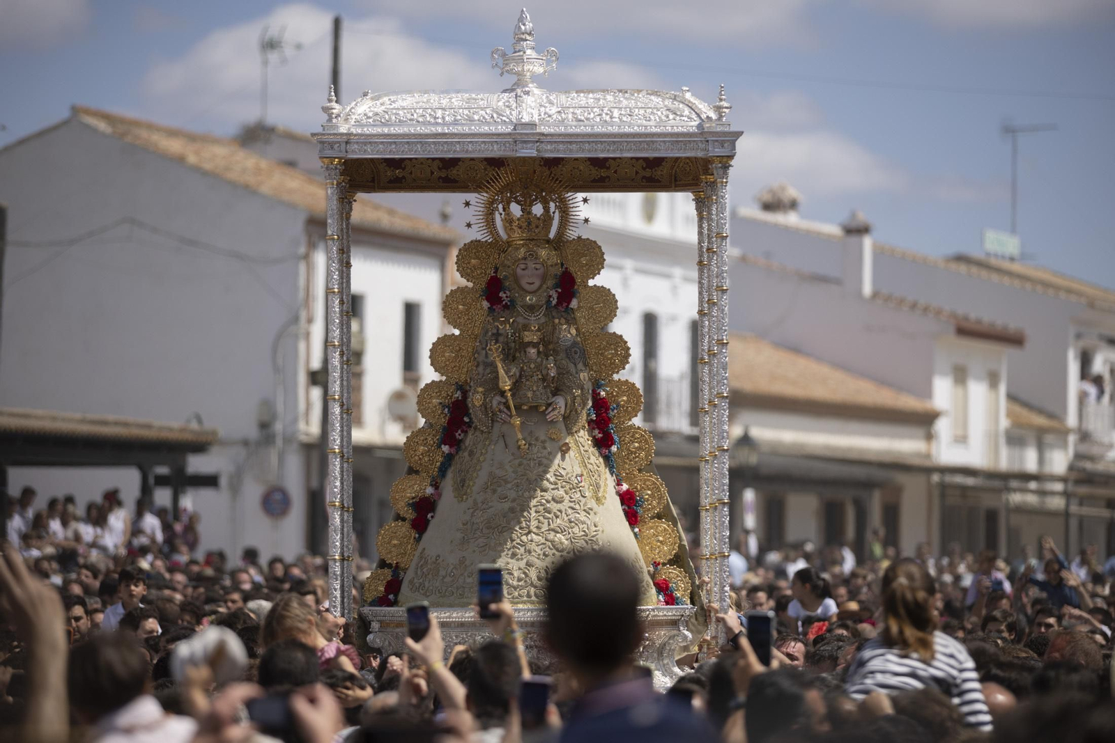 Las mejores imágenes de la procesión de la Virgen del Rocío en la aldea