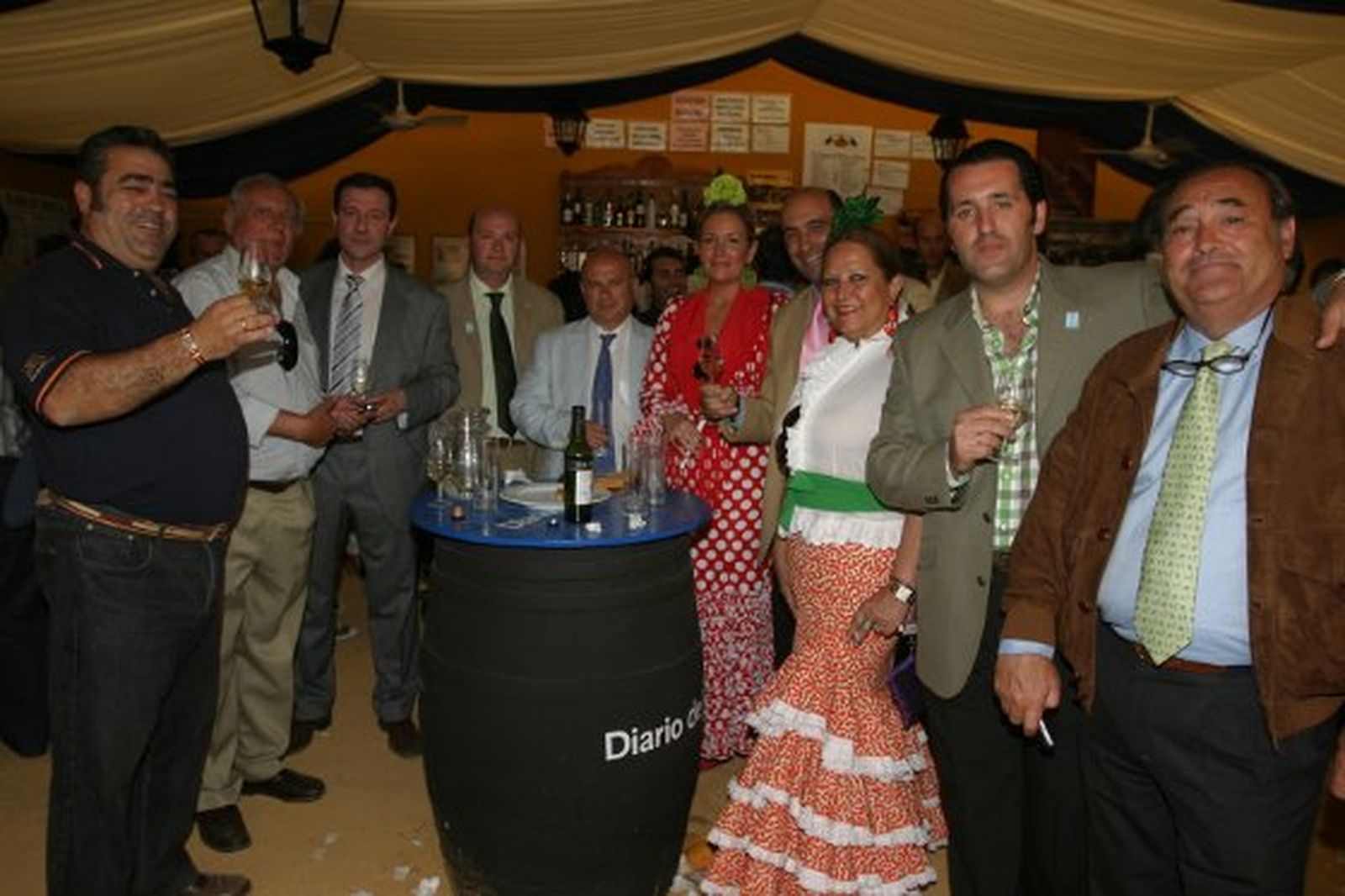 Isabel Álvarez, Pilar Jordán, José Crespo, Juan Bernal, Rafael Contador, Juan Domínguez, entre otros, junto al crítico de arte de Diario de Jerez, Bernardo Palomo (en el centro).

Foto: Vanesa Lobo
