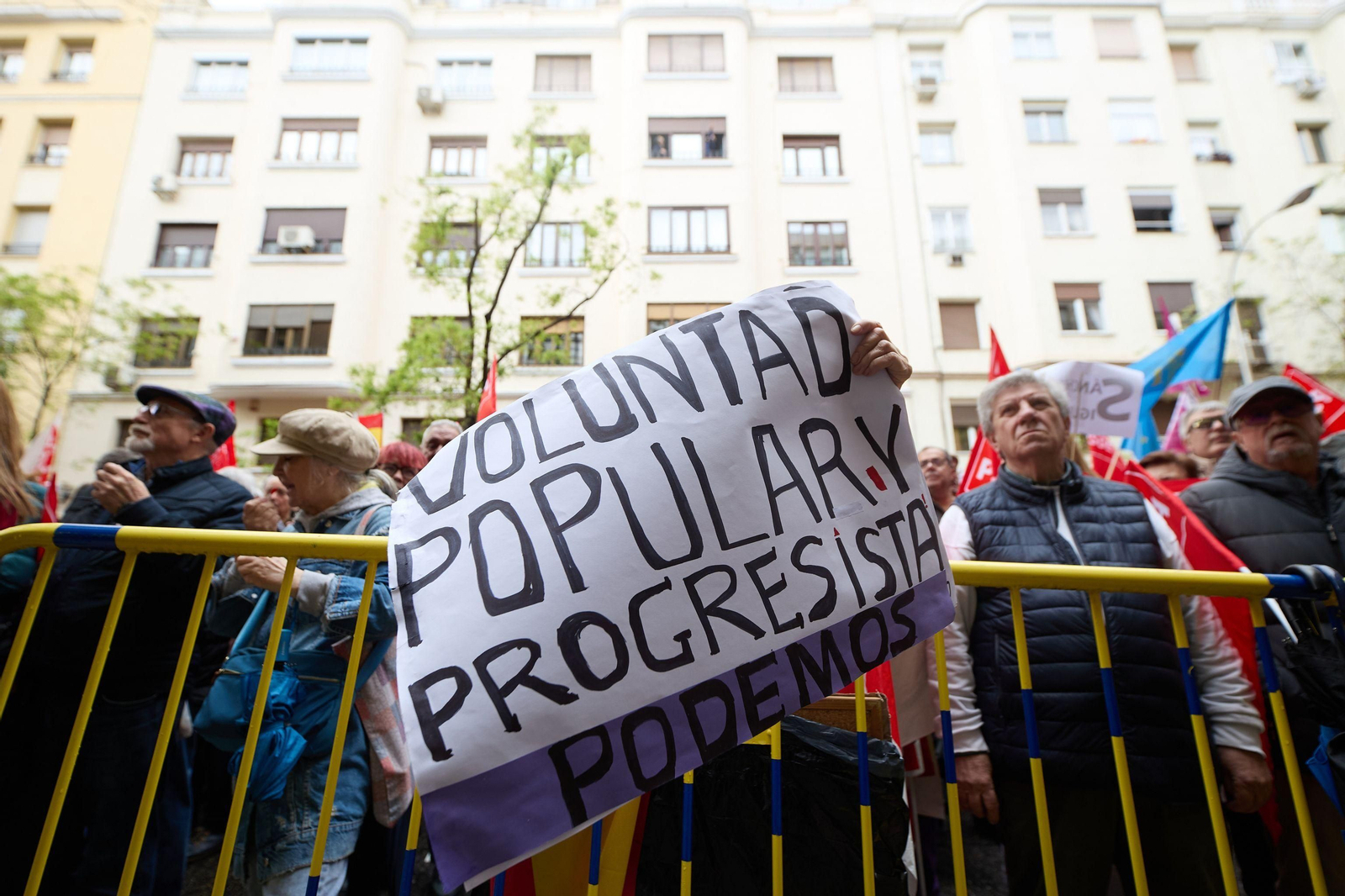 Miles de personas apoyan a Sánchez en Madrid