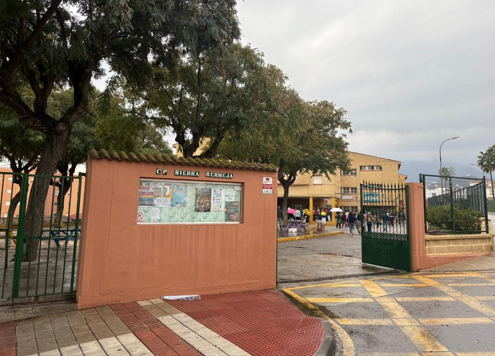 La fachada principal del colegio Sierra Bermeja.