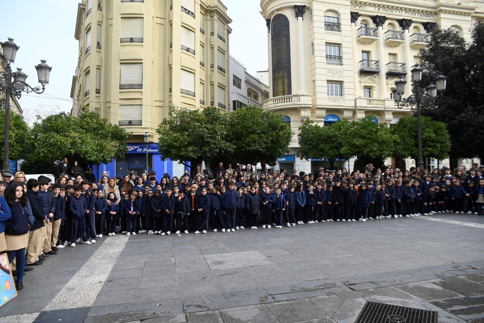 El reconocimiento del colegio Divina Pastora a los colectivos que protegen a los demás, en imágenes