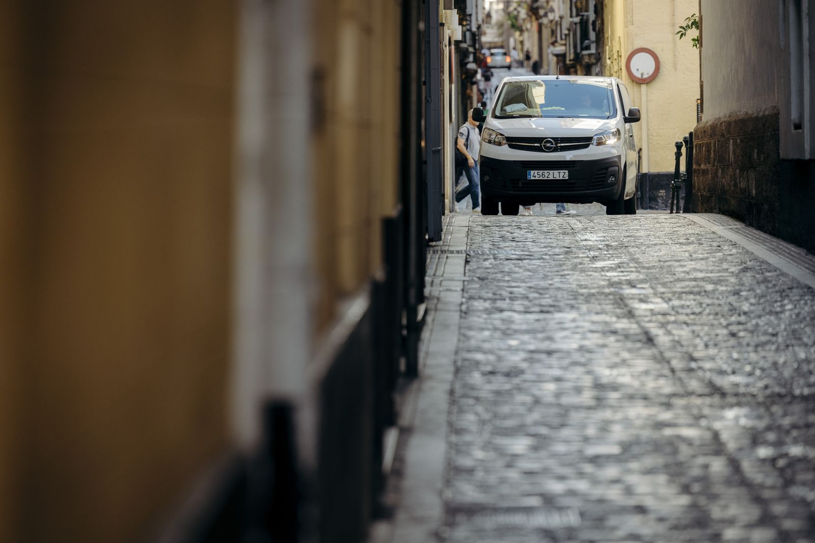 Un coche circulando por una calle del casco antiguo abierta al tráfico.