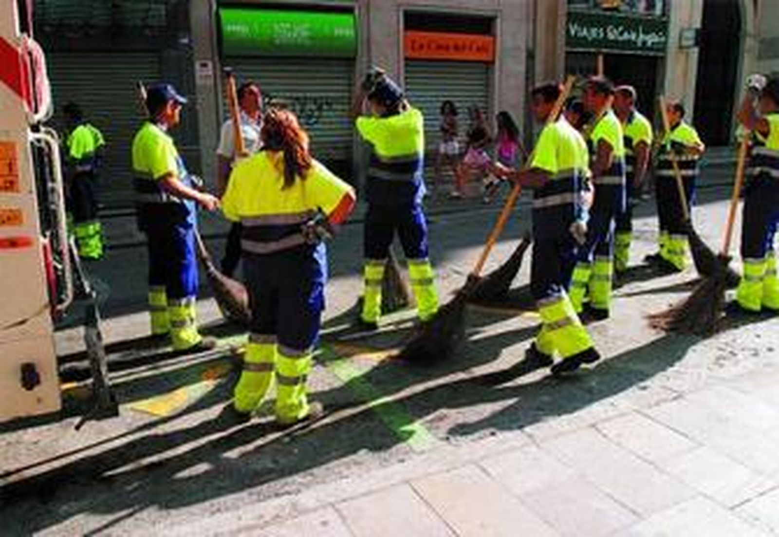 Operarios de Limasa limpian una calle del centro durante la Feria del año pasado.