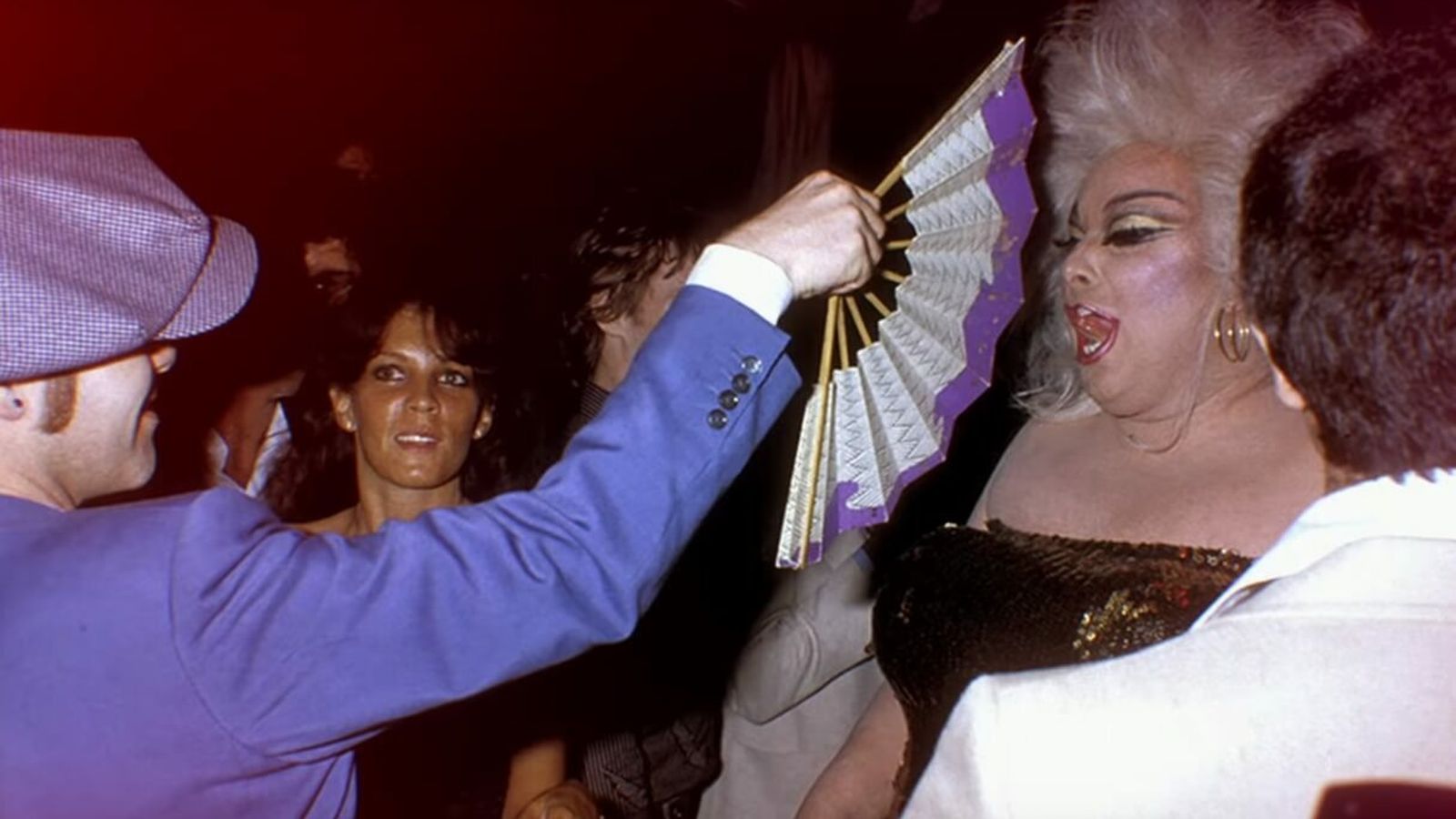 Elton John en primer plano, con otros famosos, en una de las salvajes fiestas en este local.