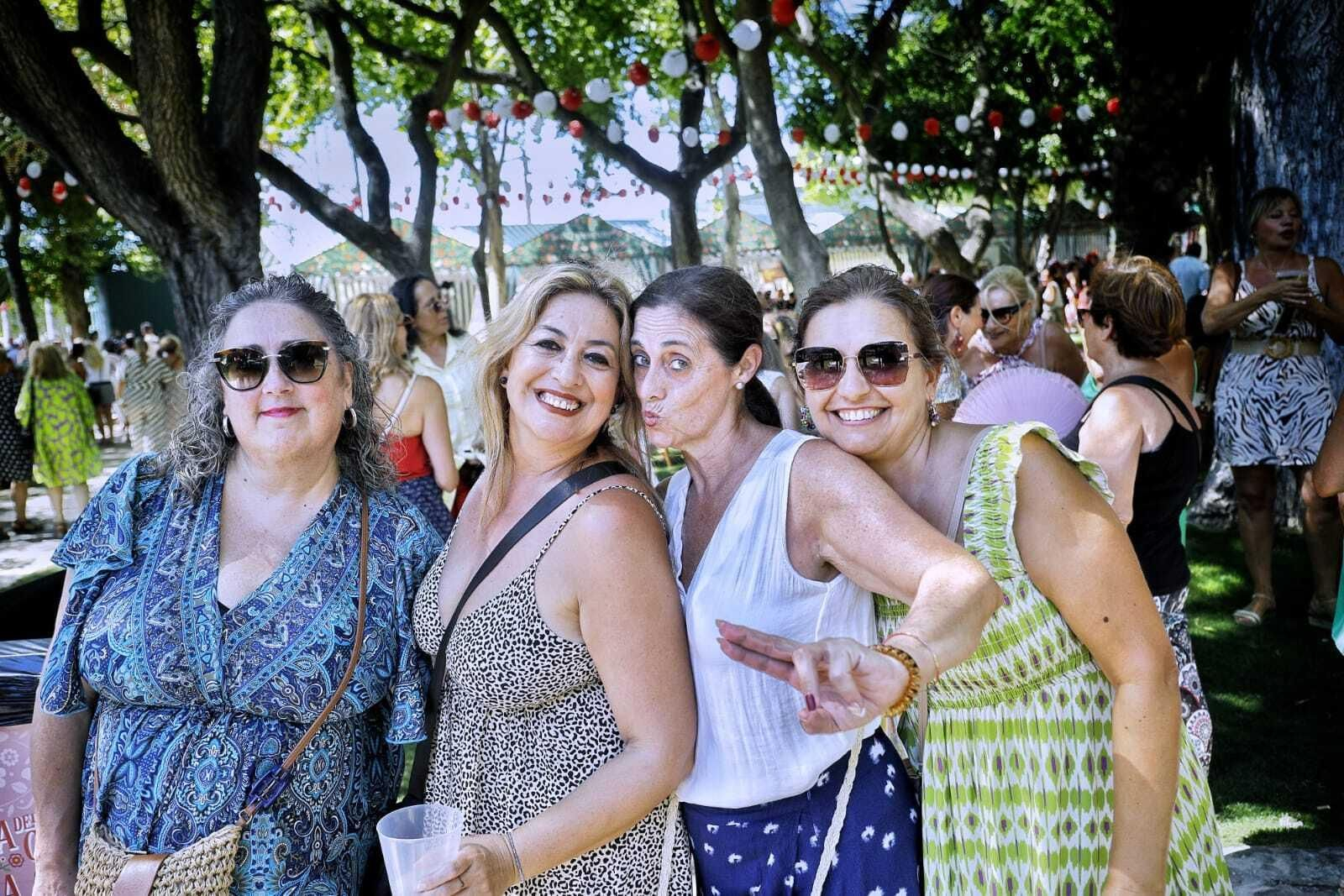 Búscate en las imágenes del Día de la Mujer de la Feria del Carmen de San Fernando
