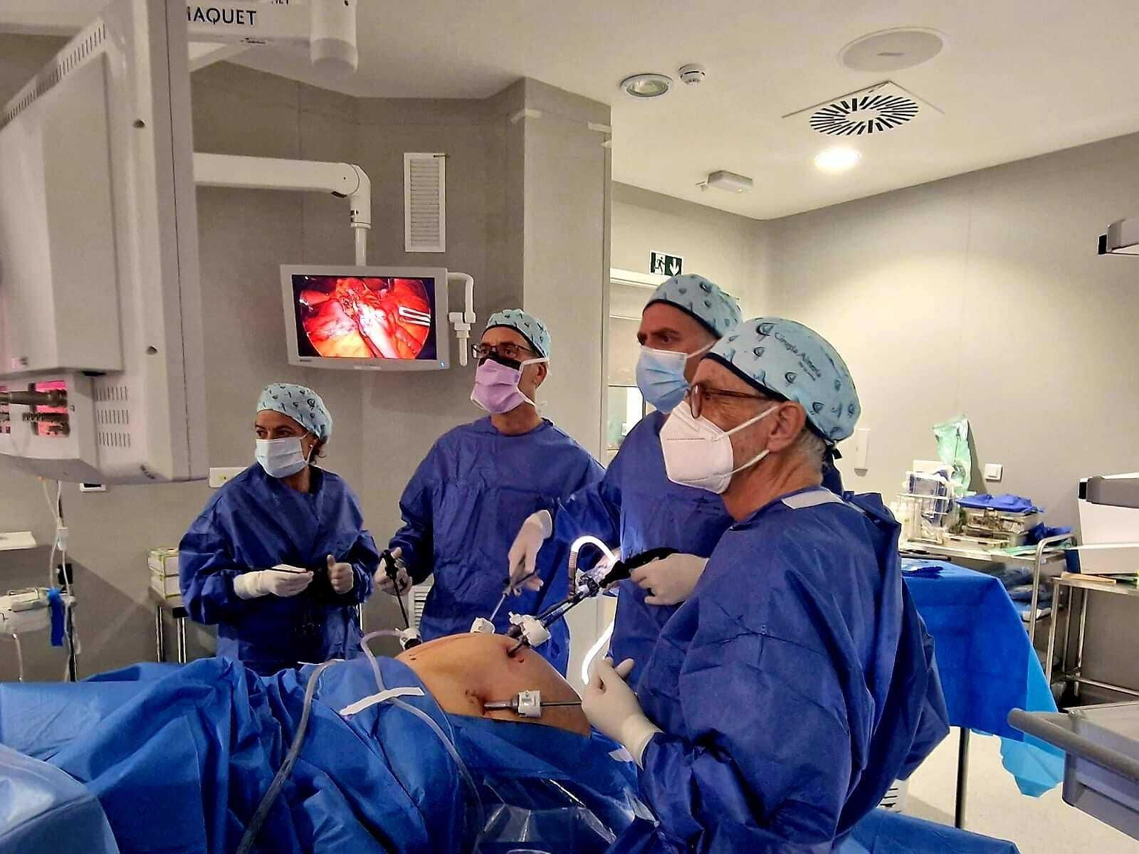 El doctor Ferrer Ayza junto al equipo de Obesidad Almería durante una intervención en el Hospital Mediterráneo.