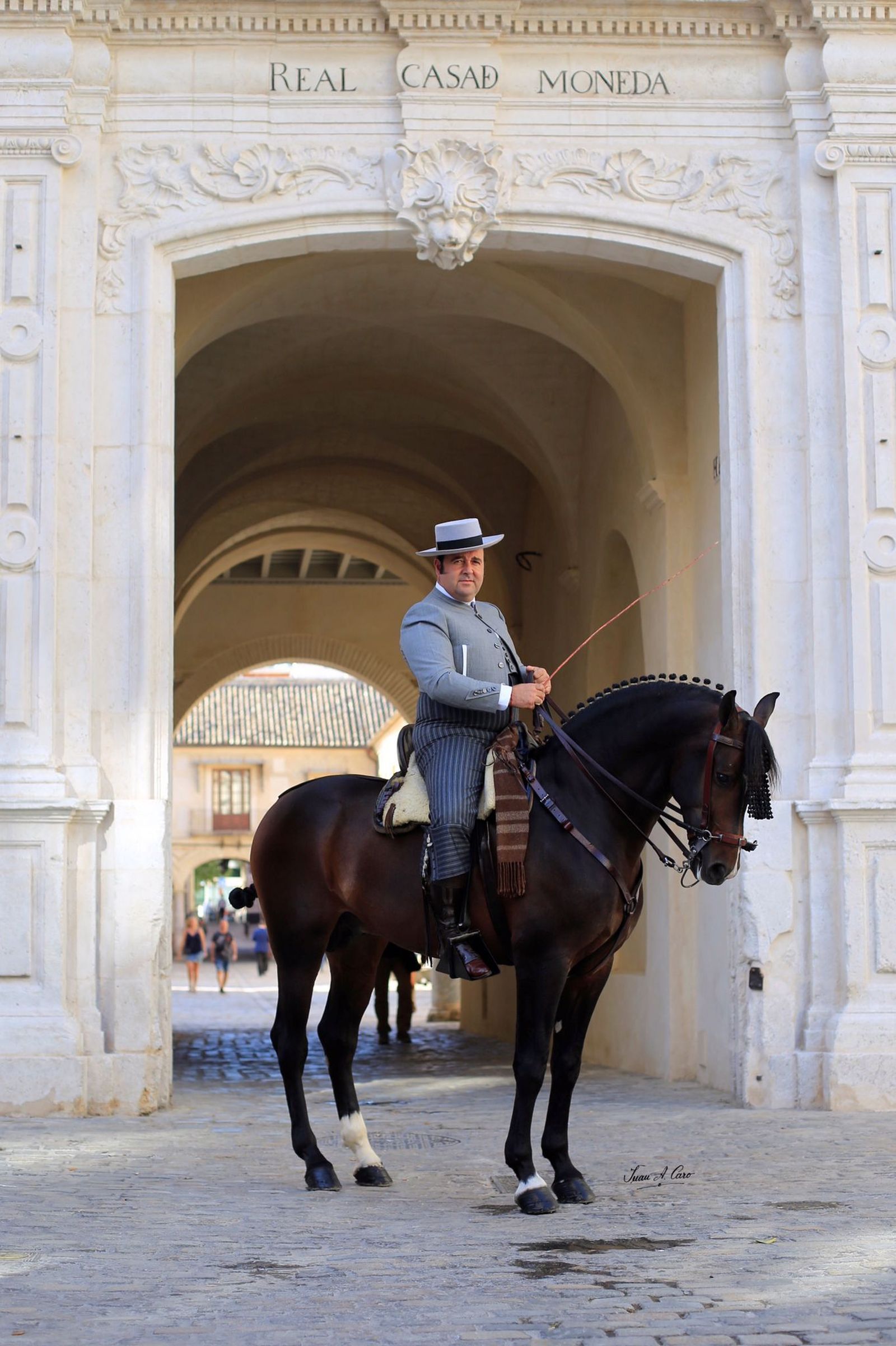 Rafael Arcos junto a la fachada principal de la Casa de la Moneda.