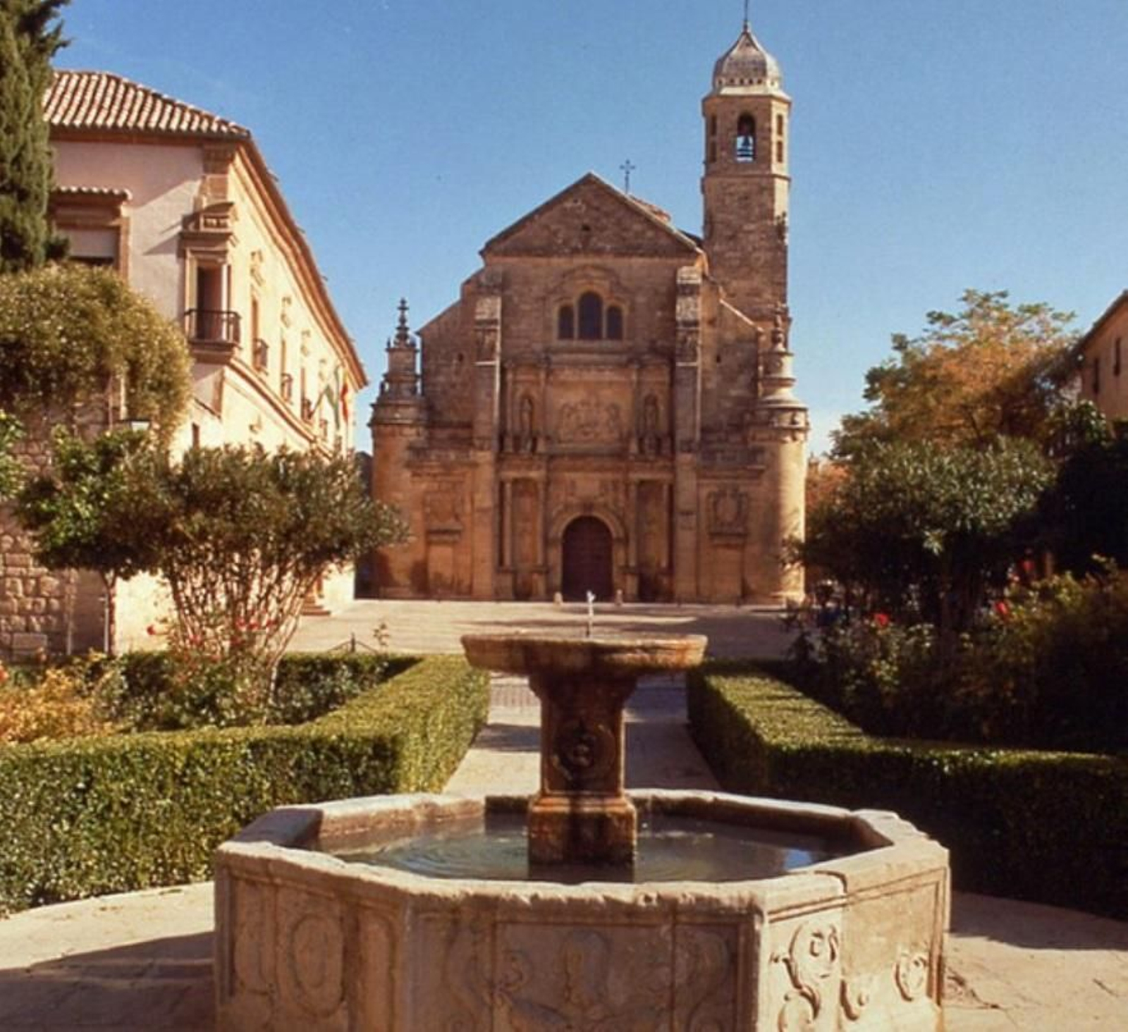 La Fuente Renacentista de Úbeda con la Sacra Capilla de El Salvador al fondo.