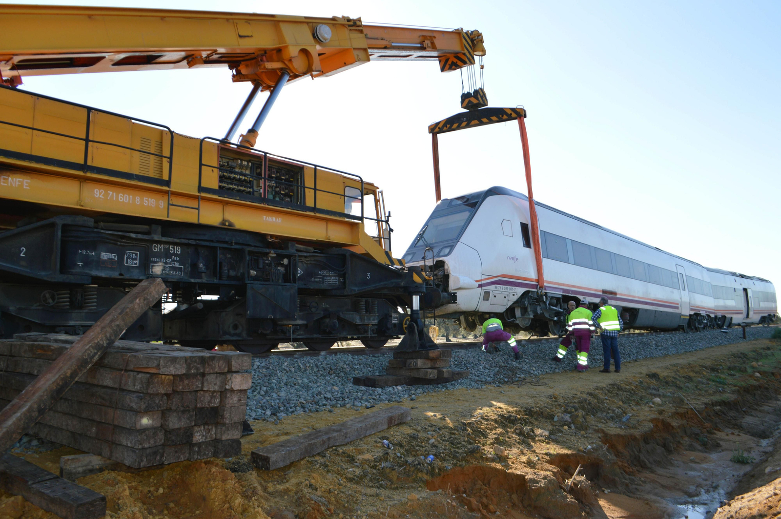 Un tren taller junto al convoy siniestrado, que ayer se logró encarrilar y remolcar para despejar y reparar la vía.