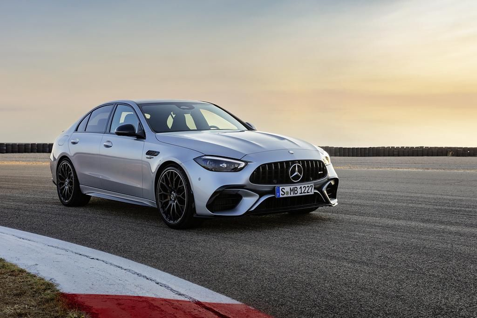 Mercedes-AMG lleva su hibridación a la Clase C con 680 CV