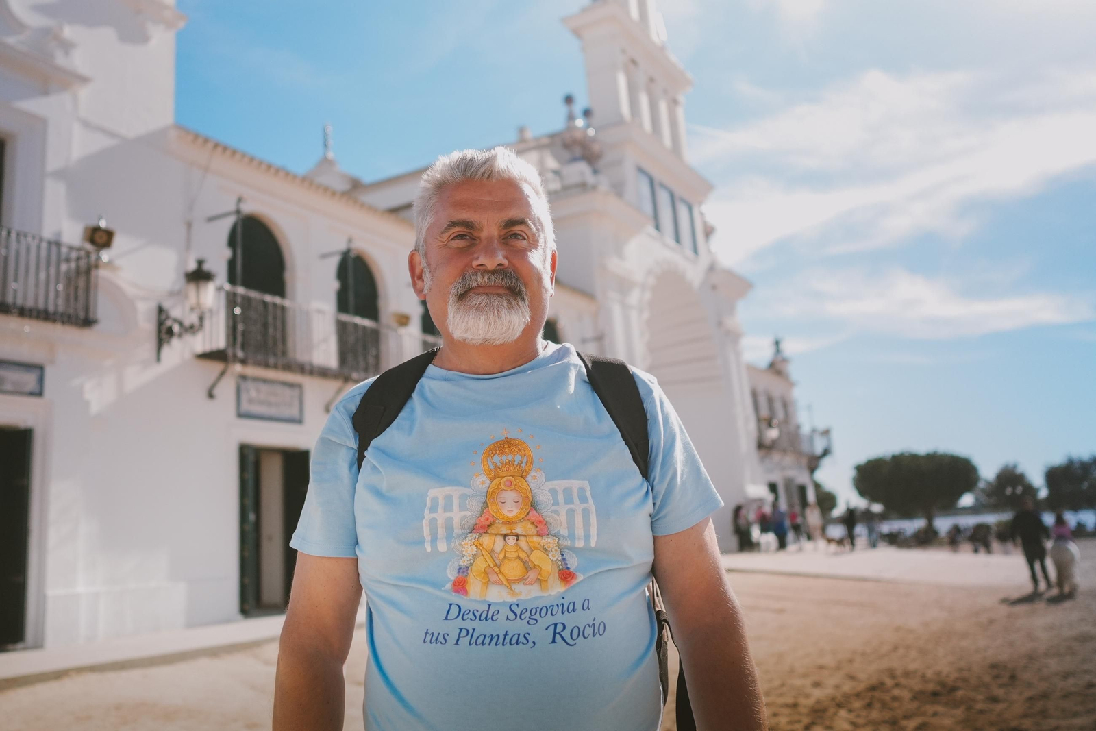 El riojano José Manuel Ansoleaga, actual hermano mayor de la Hermandad del Rocío de Segovia, ante la ermita tras culminar su peregrinación a pie de más de 600 kilómetros.