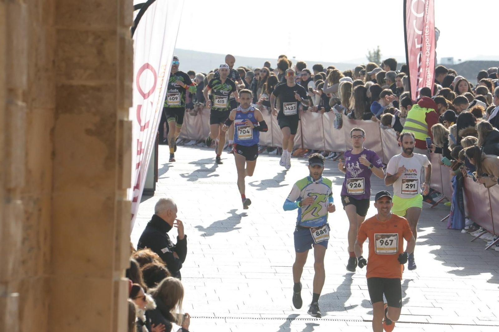 Media Maratón de Córdoba 2023: La gloria de cruzar la Puerta del Puente, en imágenes