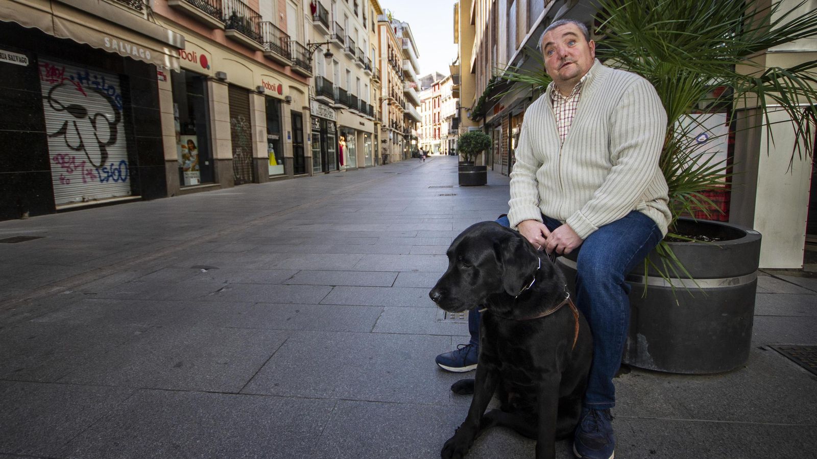 Otra imagen de Antonio por su barrio.