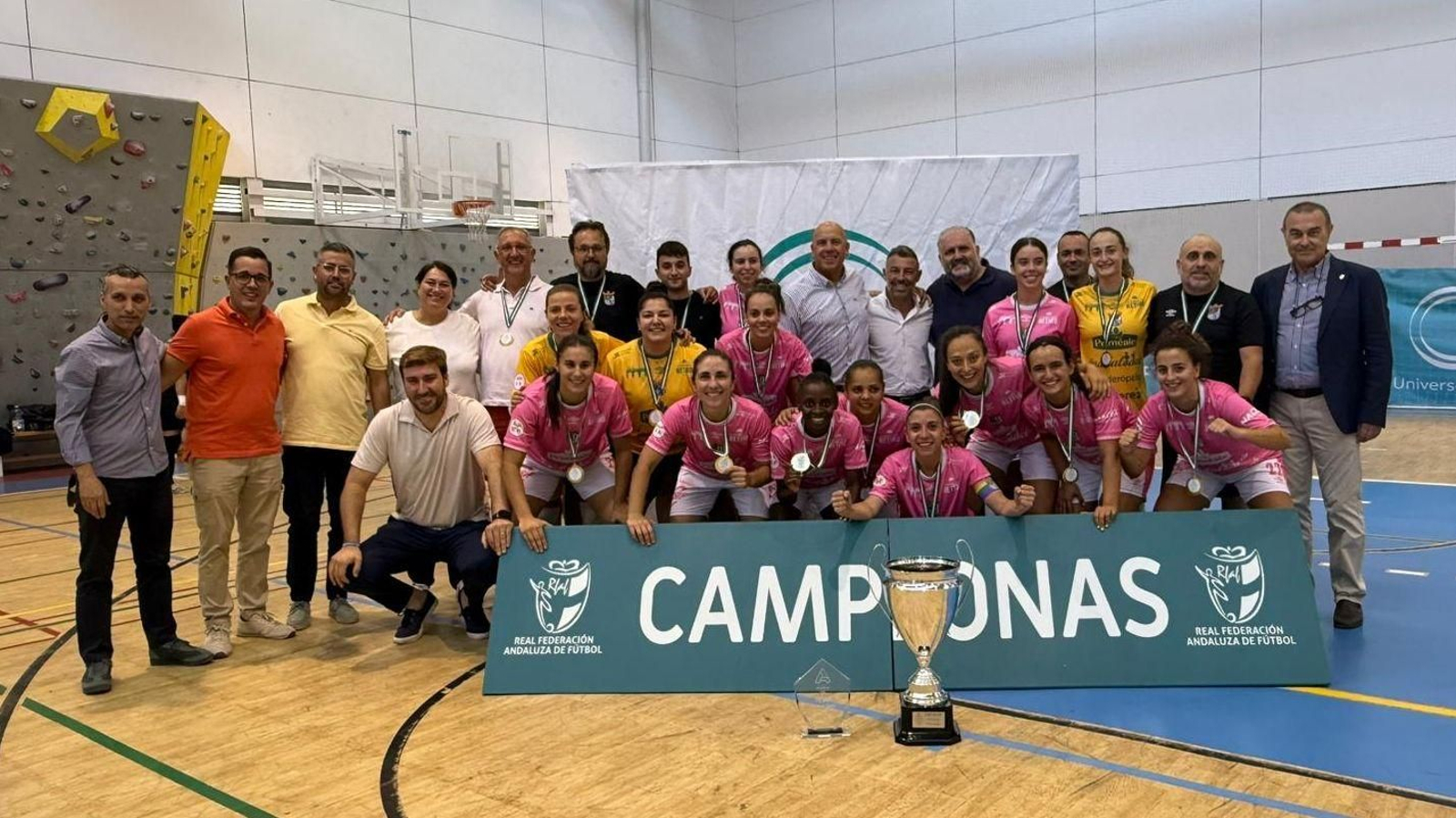 Técnicos y jugadoras del Guadalcacín FSF, con sus medallas y el trofeo de campeonas de la Copa Andalucía.
